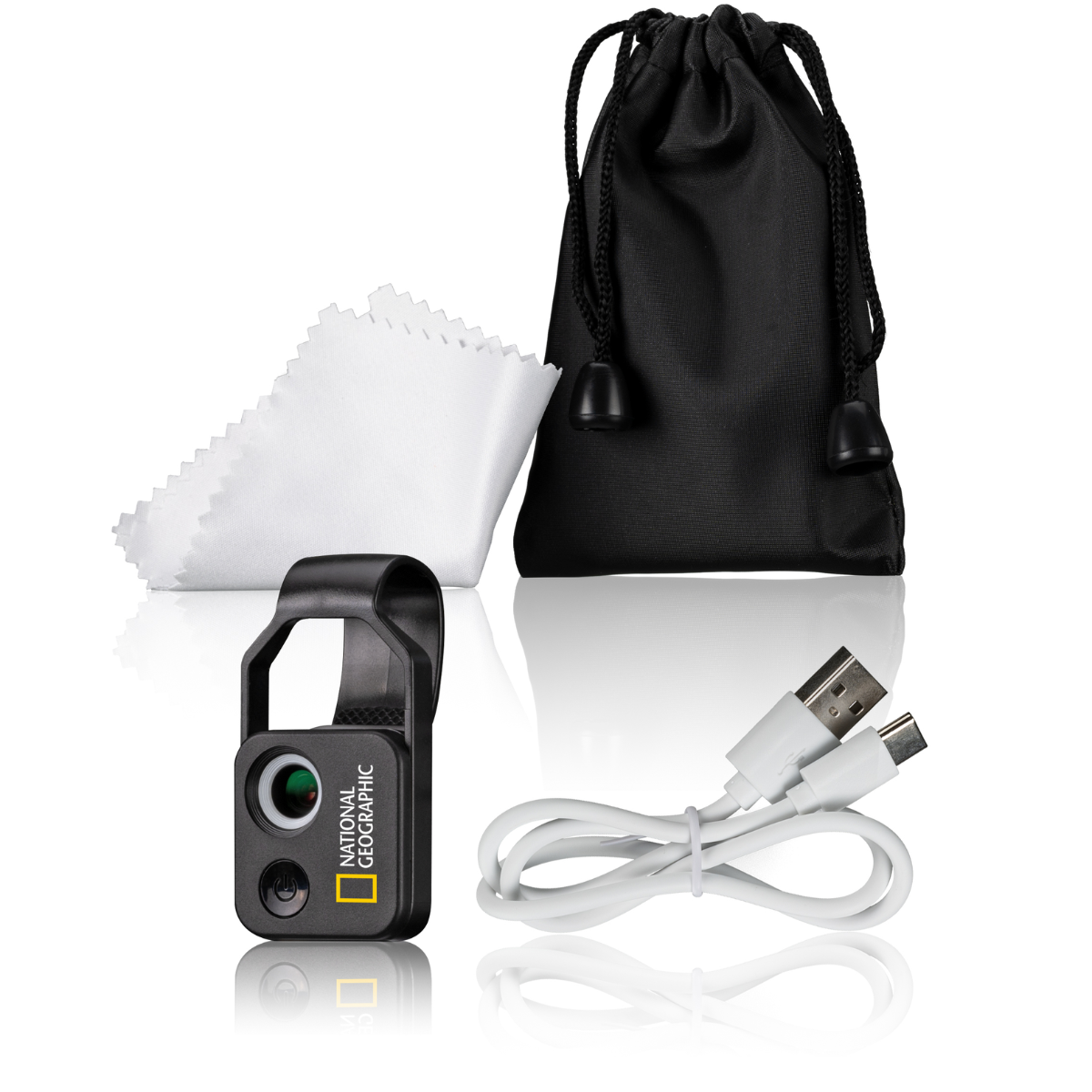 Kit de lente de cámara con accesorios. Bolsa negra, paño blanco, cables. Fondo blanco.