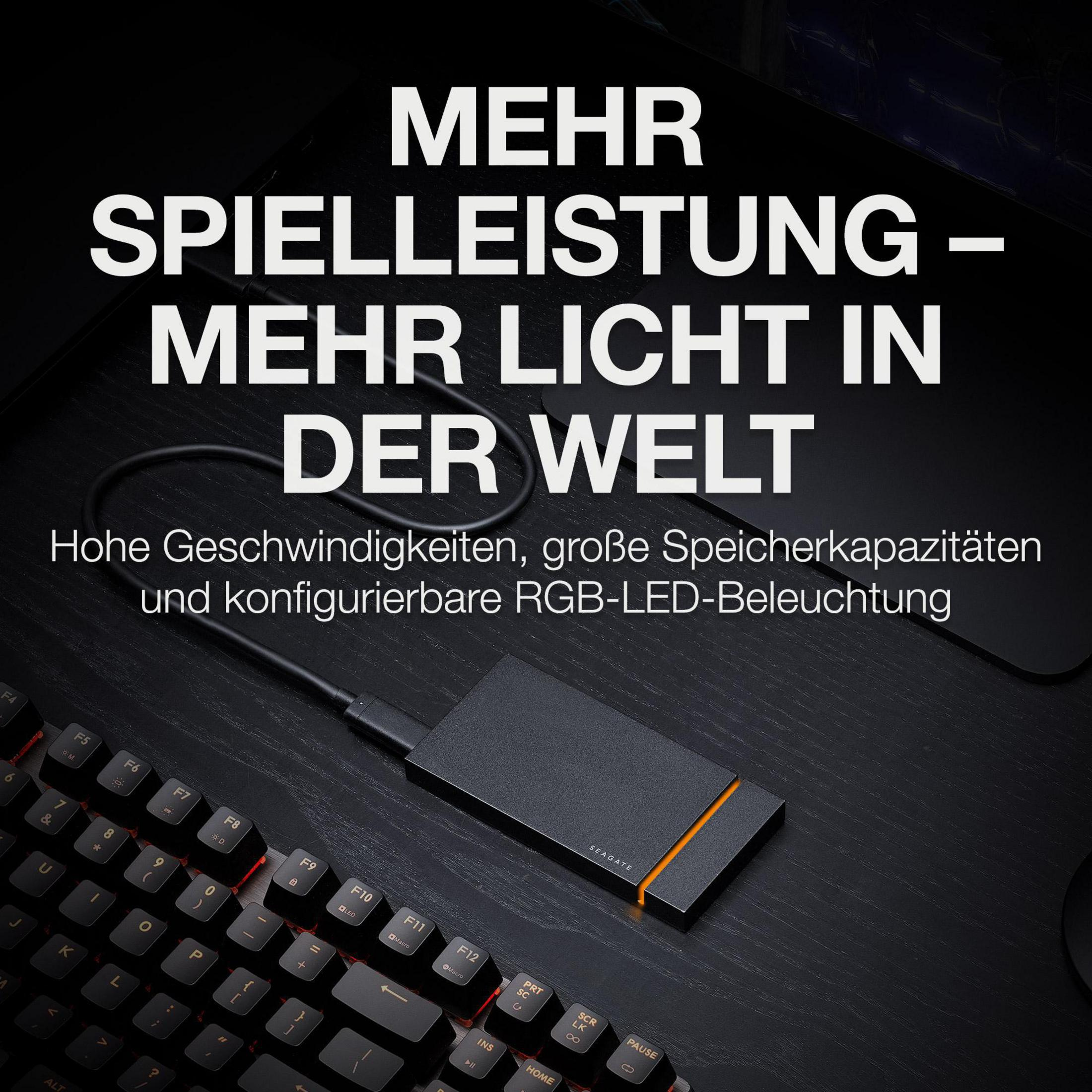 Czarny dysk twardy zewnętrzny z pomarańczowymi akcentami i tekstem na drewnianym biurku z klawiaturą.
