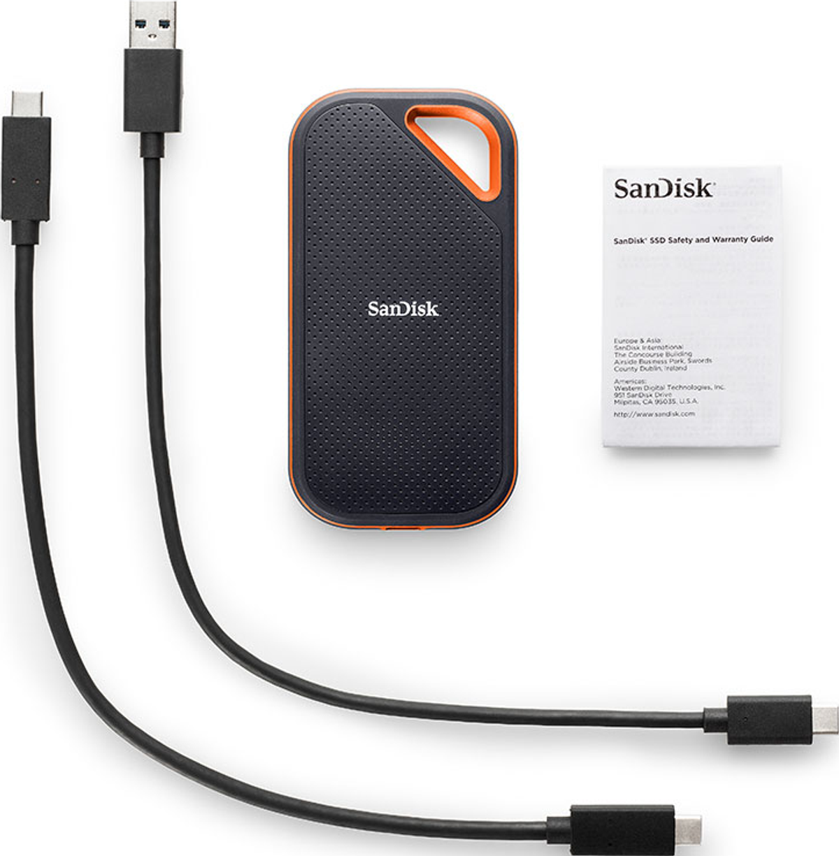 Czarny i pomarańczowy przenośny dysk twardy SanDisk, z dwoma kablami USB i instrukcją bezpieczeństwa.