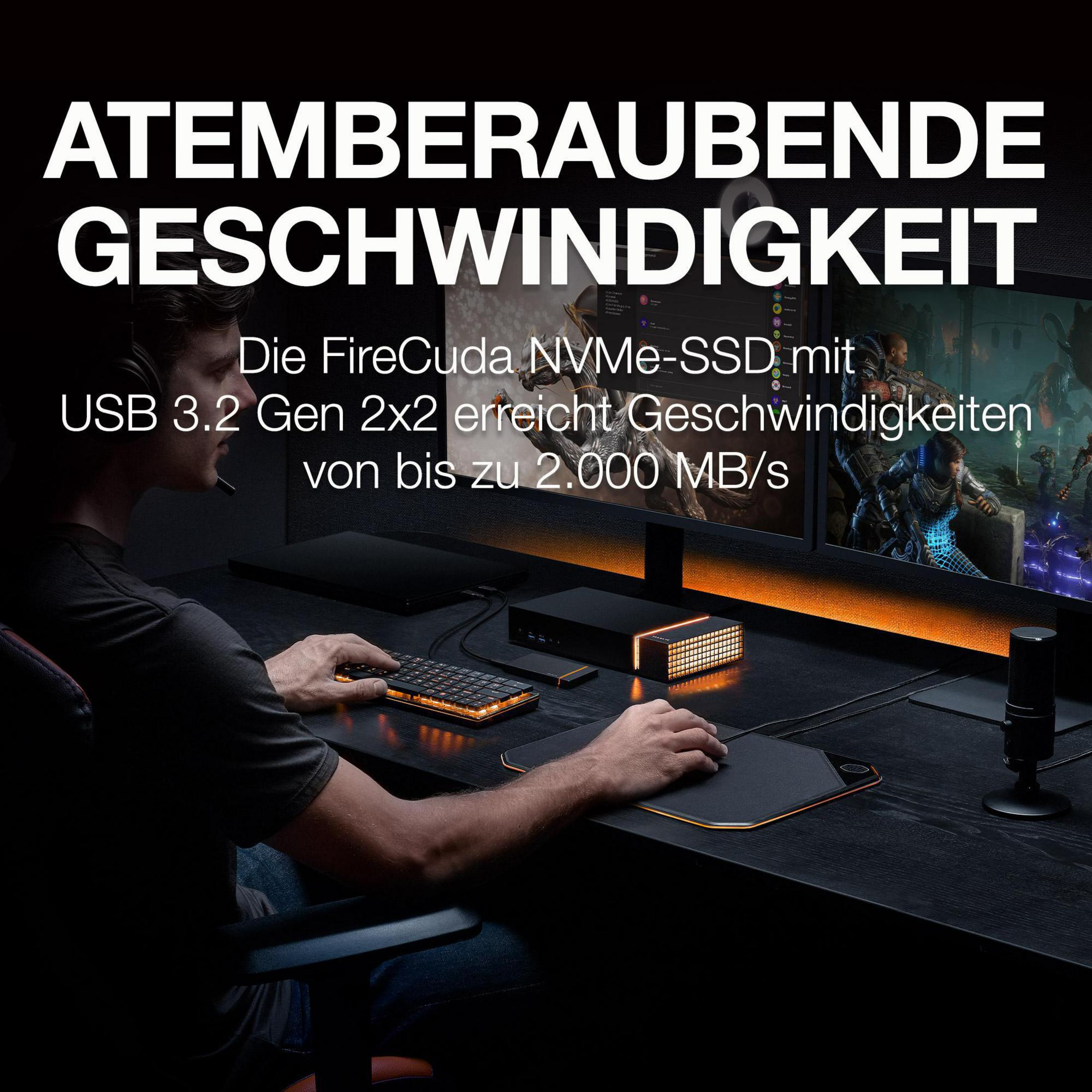 Mężczyzna w pokoju z konfiguracją komputera używa myszy i klawiatury.