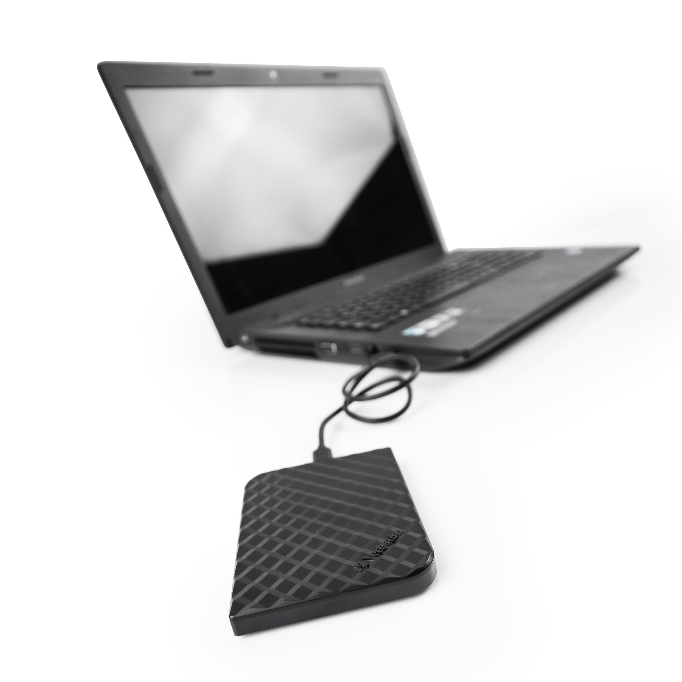 Laptop podłączony do czarnego zewnętrznego dysku twardego za pomocą kabla USB.