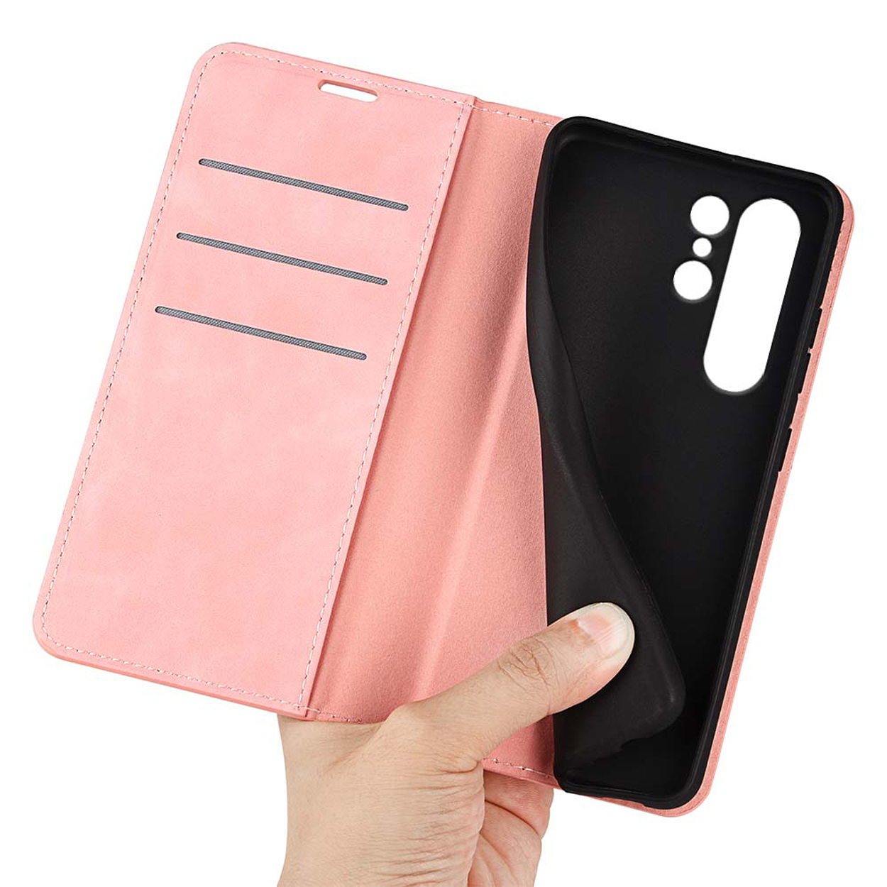 Hand die open roze telefoonhoes vasthoudt. Binnenkant heeft kaartsleuven.