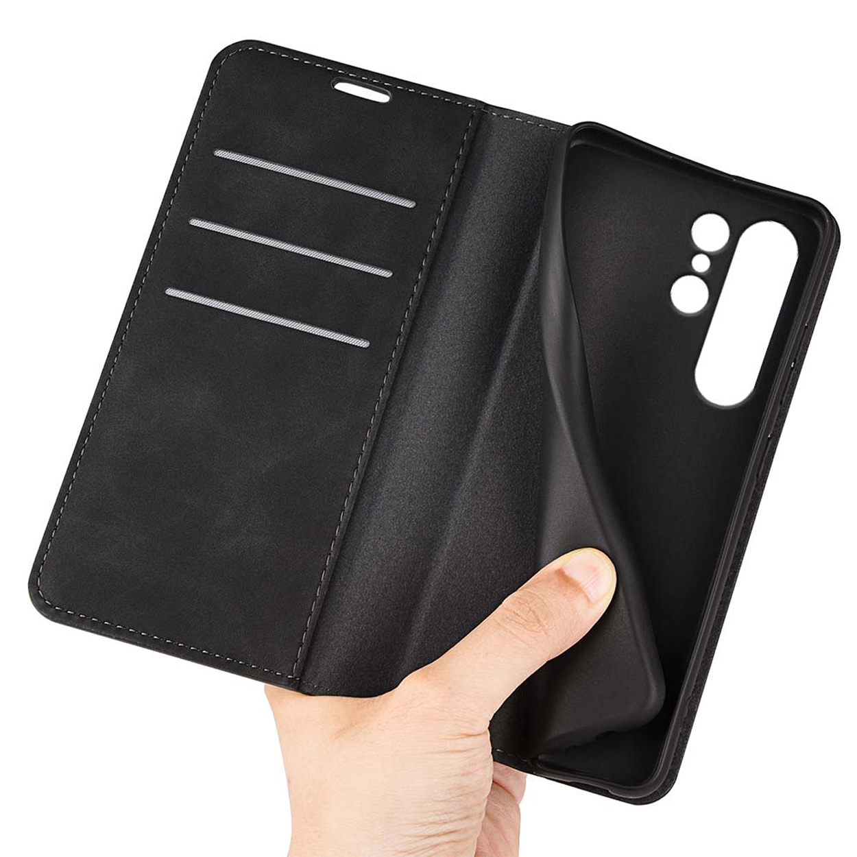 Étui de téléphone noir ouvert, révélant le téléphone. Main tenant le téléphone dans l'étui.
