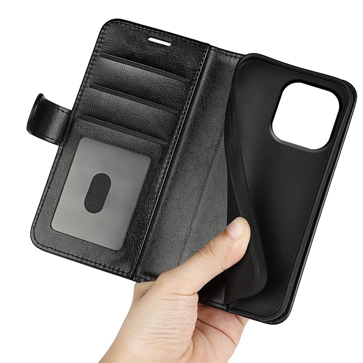 Zwarte leren telefoonhoes, open om kaartsleuven en een telefoon te laten zien. Hand die de telefoonhoes vasthoudt.