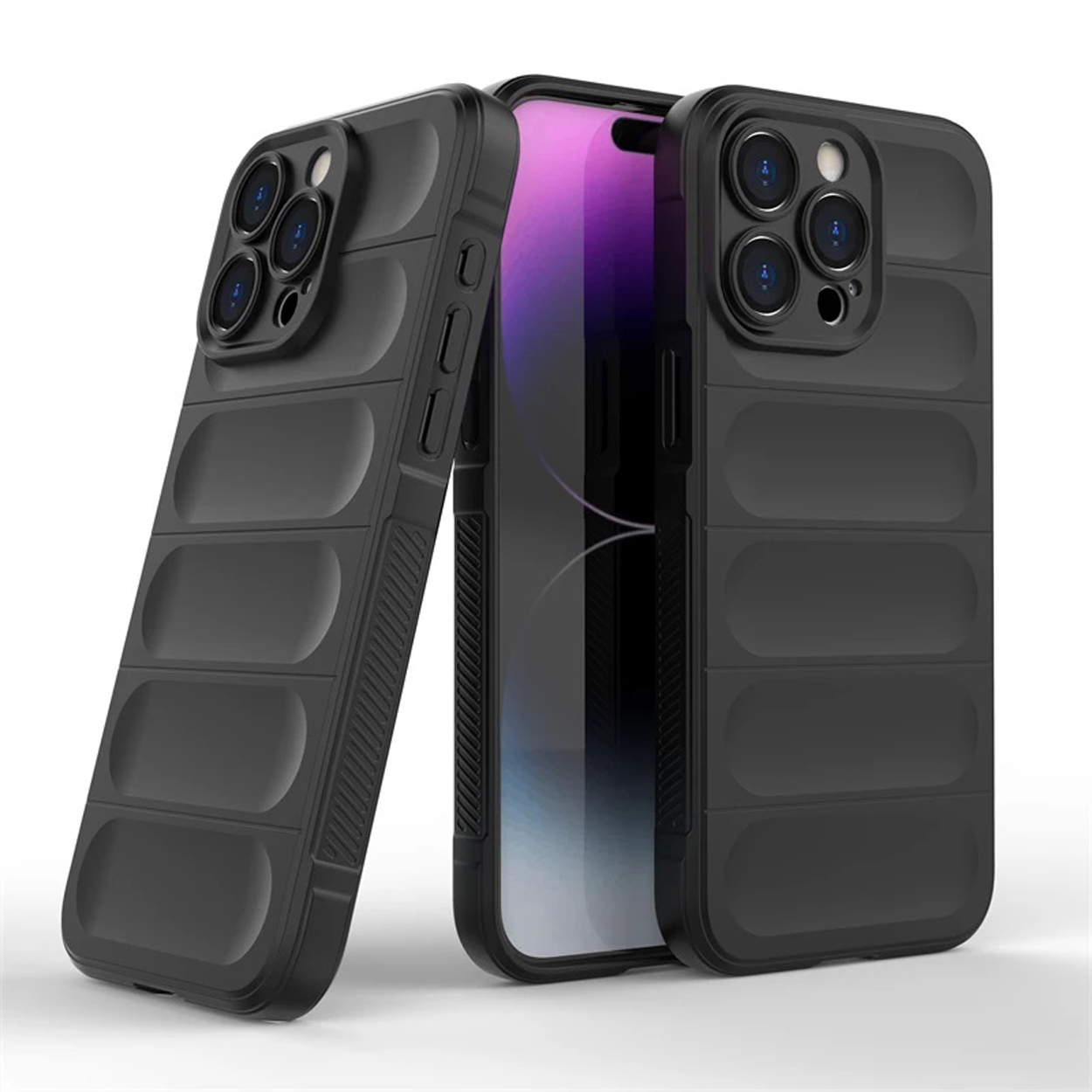 Zwarte telefoonhoes met een camerabult. De telefoonhoes zit op een telefoon. Het telefoonscherm is zichtbaar.