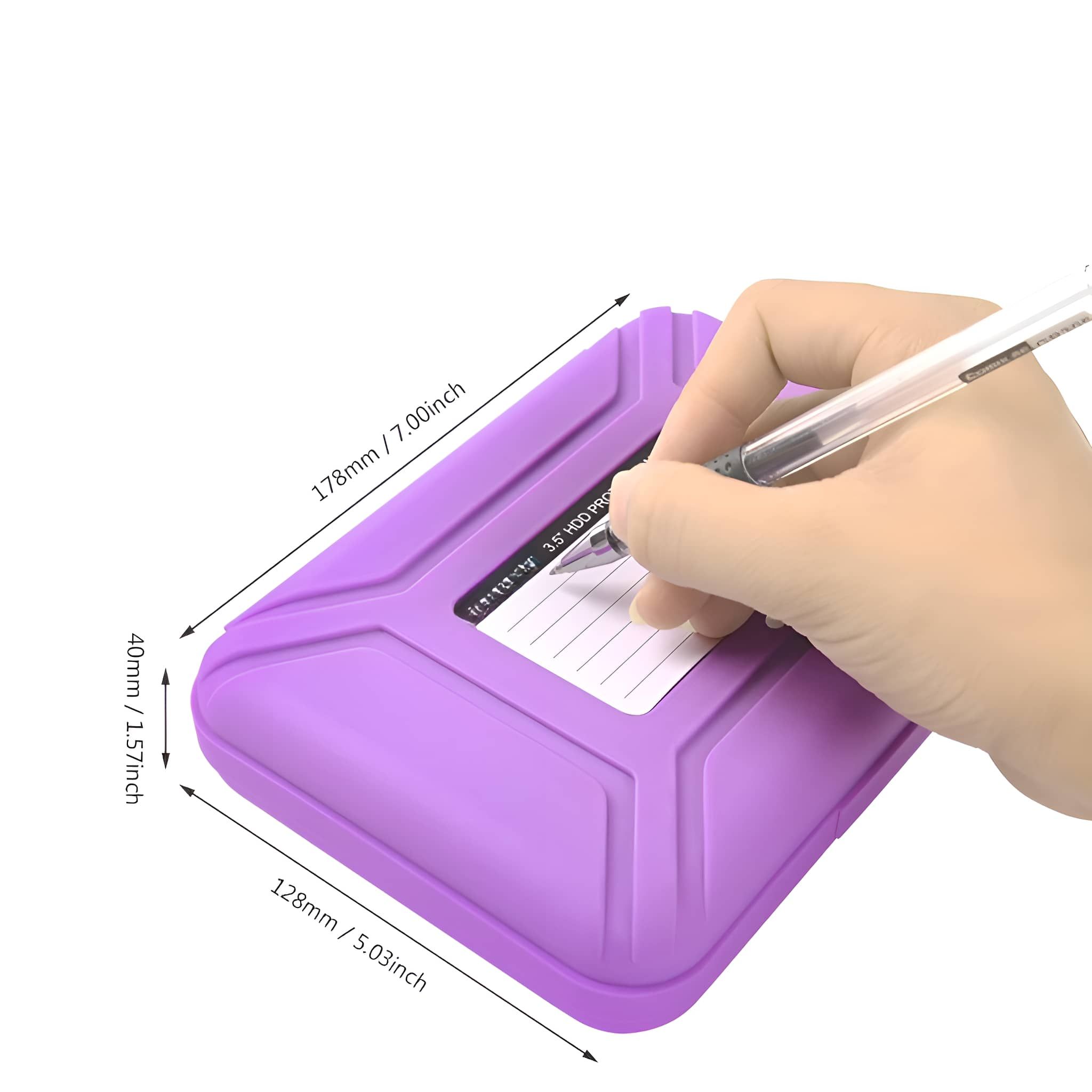 Lila Festplattengehäuse, wird mit einem Stift beschriftet. Weißer Hintergrund.