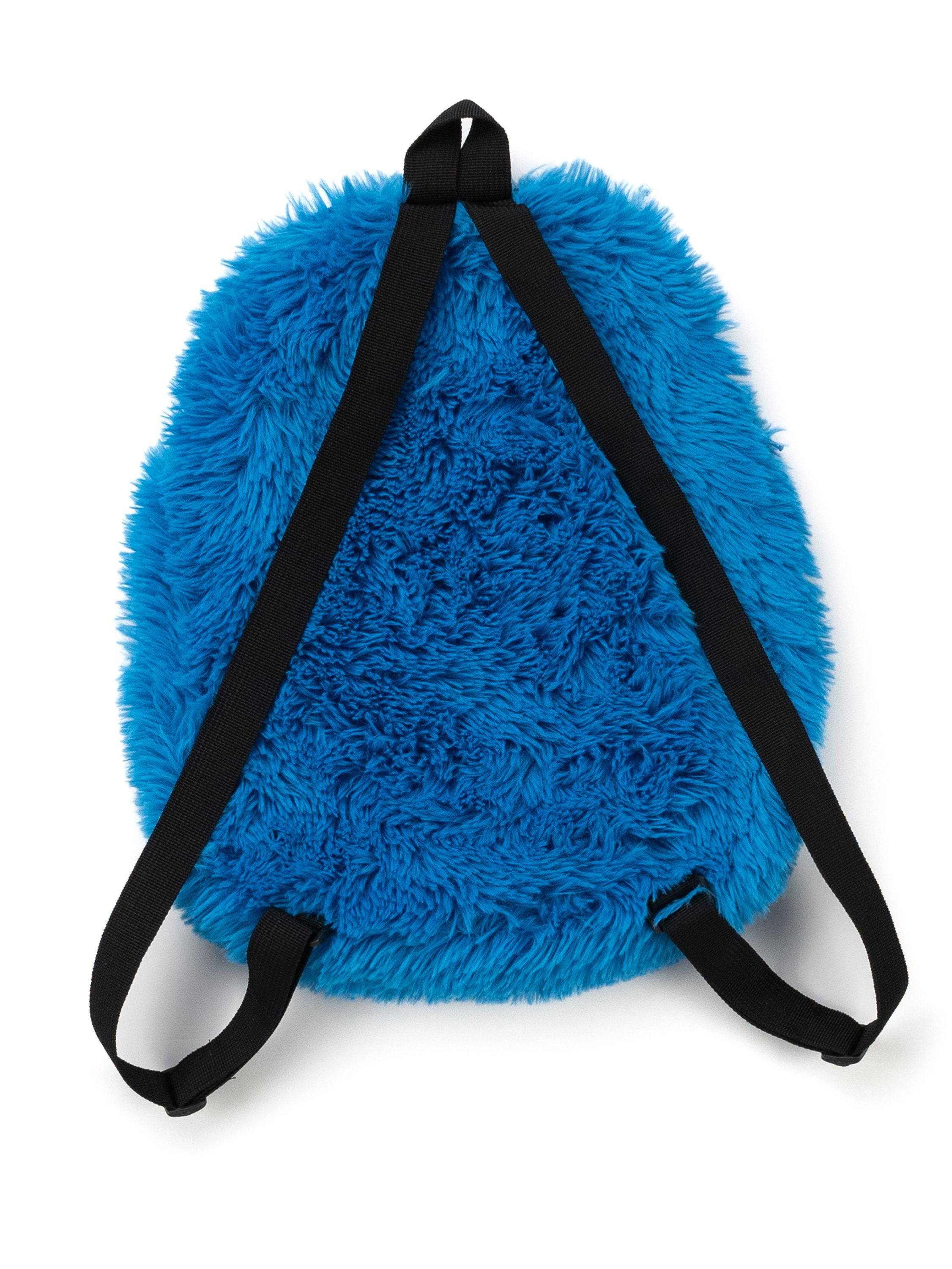 Blauer, pelziger Rucksack mit schwarzen Trägern, weißer Hintergrund.