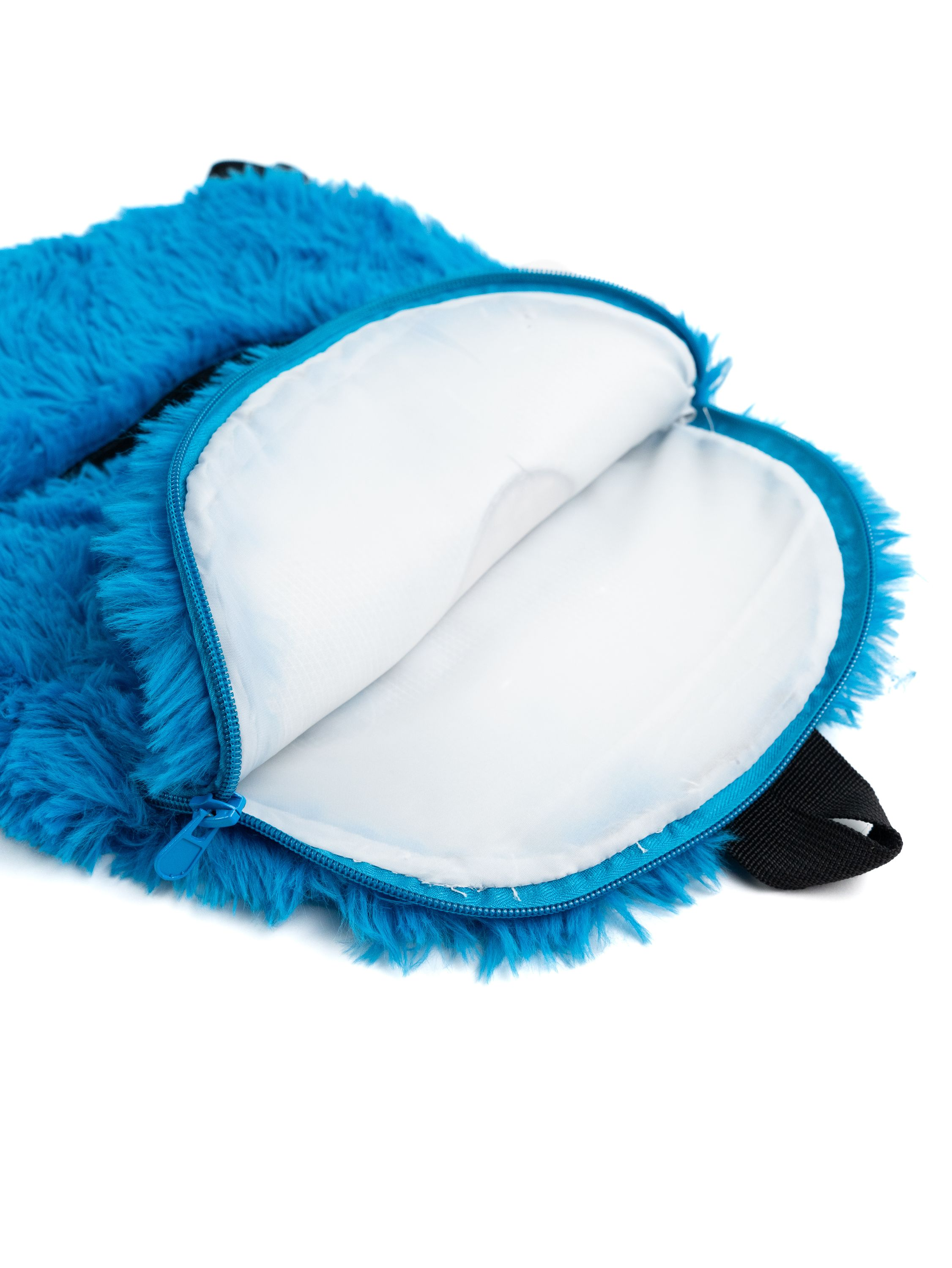 Blaue, flauschige Tasche, geöffnet. Weißes Innere. Blauer Reißverschluss. Weißer Hintergrund.