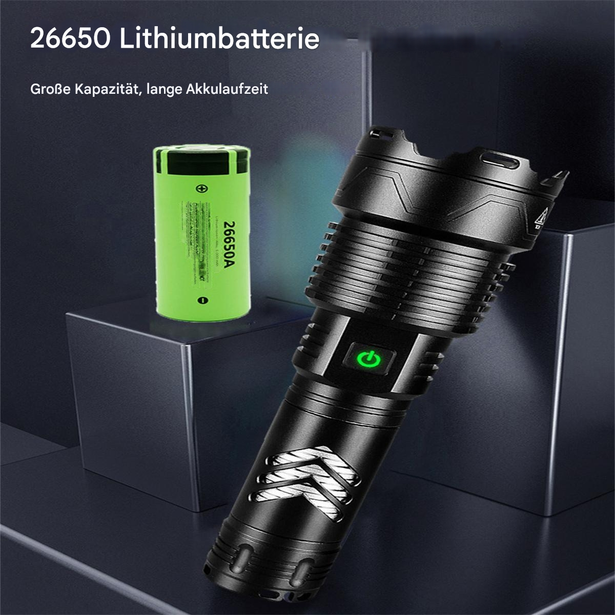 Schwarze Taschenlampe mit einer neongrünen Batterie daneben auf schwarzem Grund.