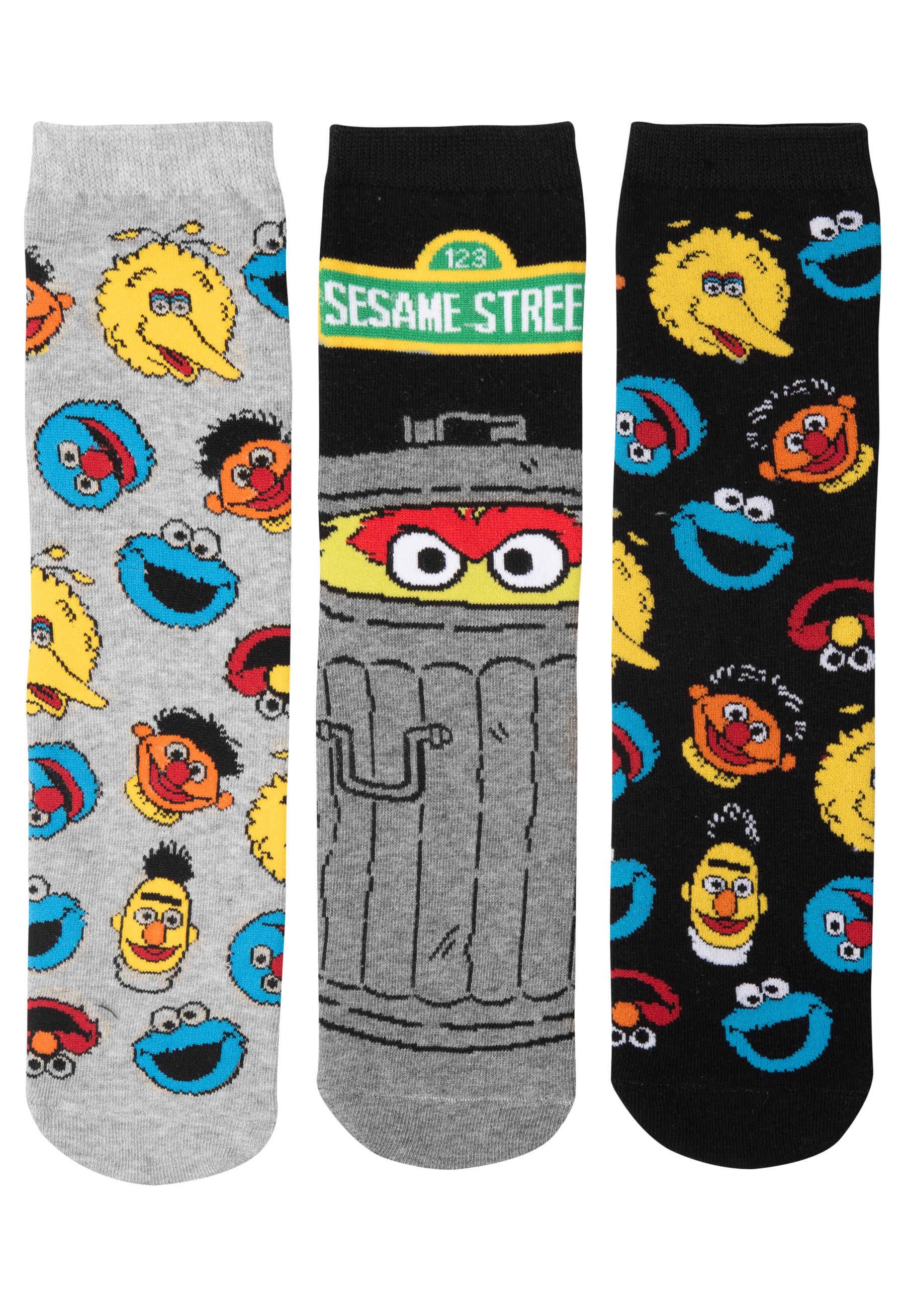 Drei Paar Socken mit Sesamstraßen-Charakteren: Big Bird, Elmo und Oscar.