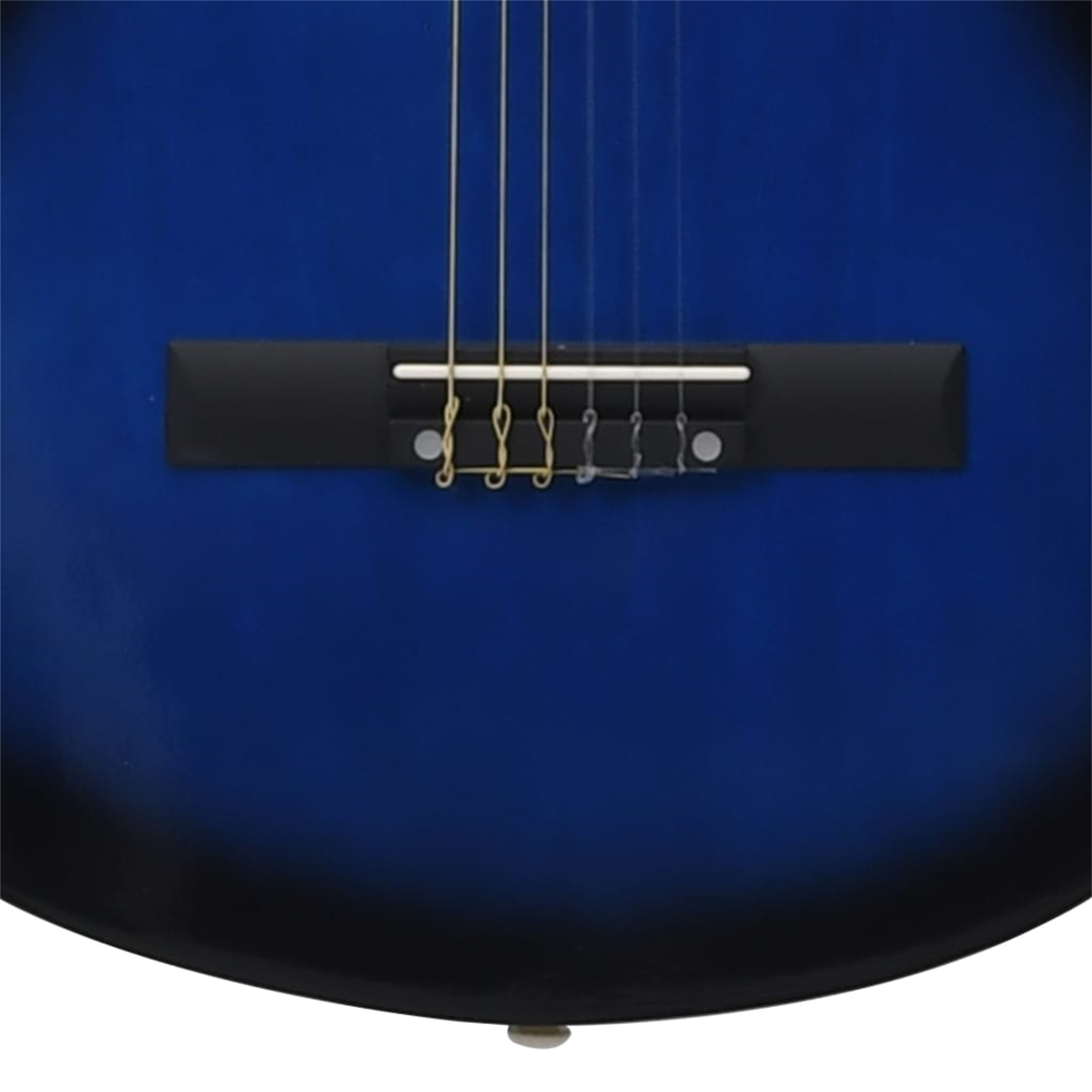 Nahaufnahme einer blau-schwarzen Gitarre, die Saiten, Steg und Korpus zeigt. Dunkelblauer Farbverlauf.