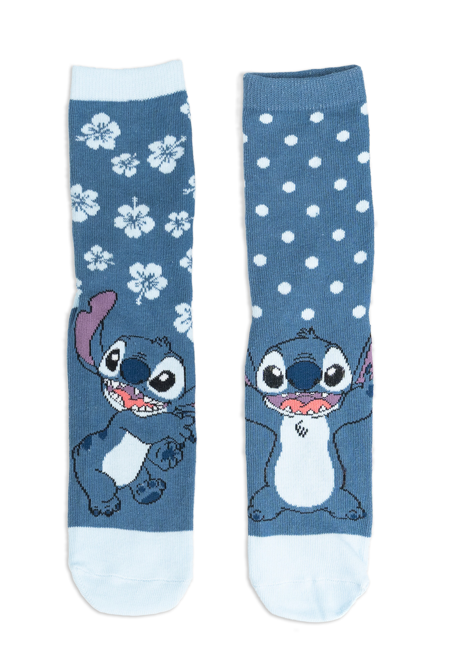 Paar blaue Stitch-Socken, eine mit weißen Blumen, die andere mit weißen Tupfen, auf Weiß.