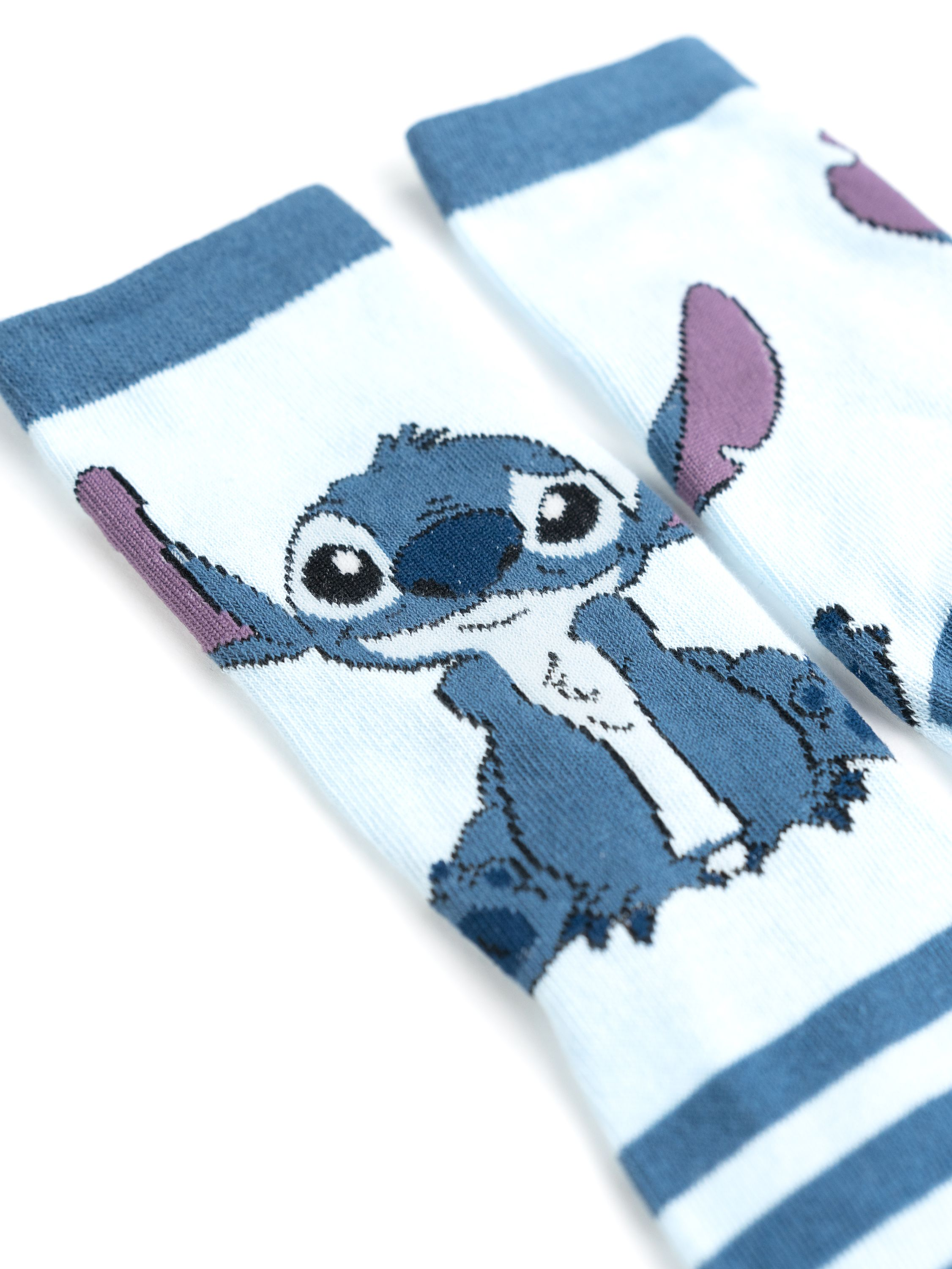 Ein Paar weiße Socken mit einem Stitch-Charakterdesign.