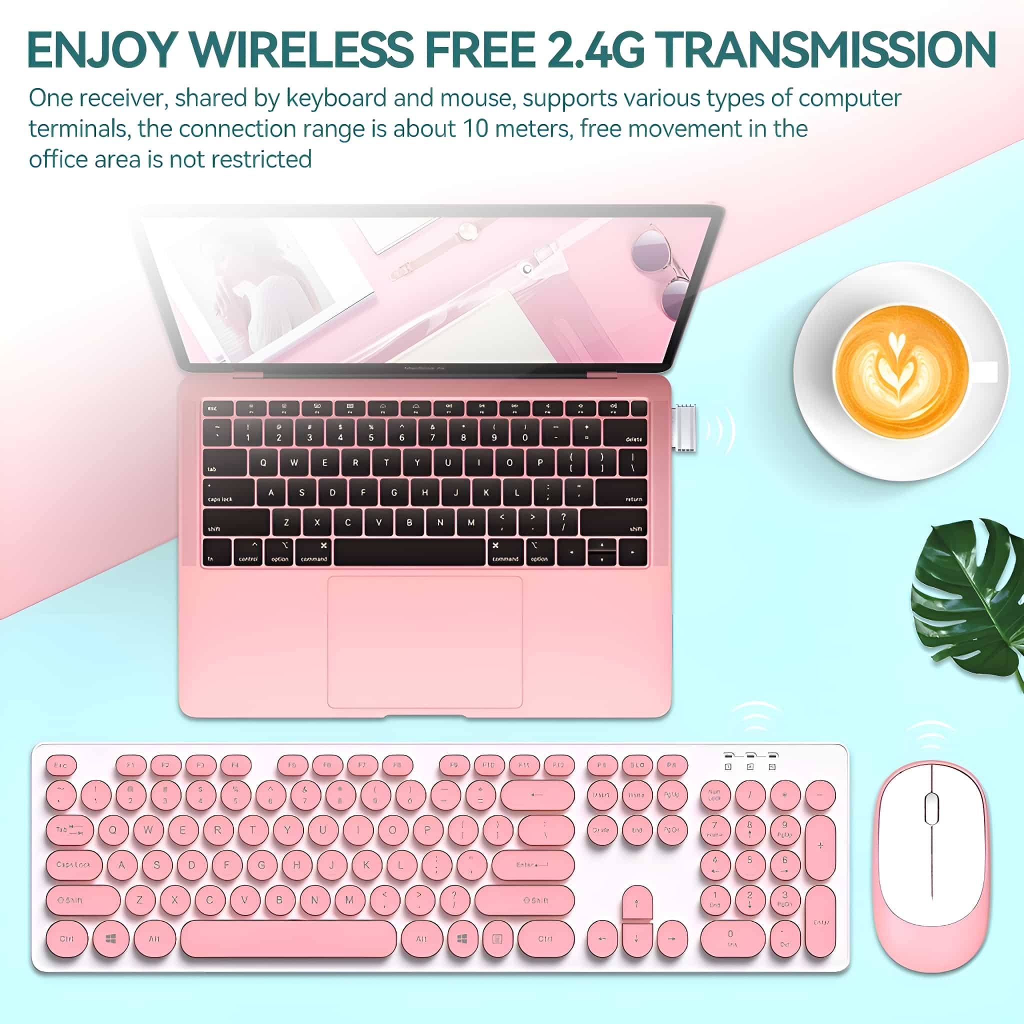 Rosa Tastatur, Maus und Laptop auf einem Schreibtisch, mit einer Kaffeetasse.