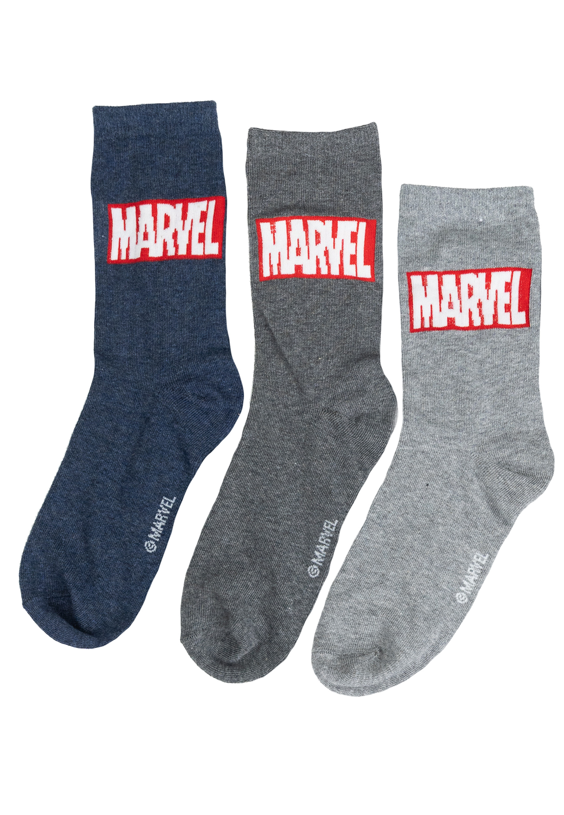 Drei Paar Marvel Logo Socken in Blau, Grau und Dunkelgrau. Das Logo ist in Rot und Weiß.