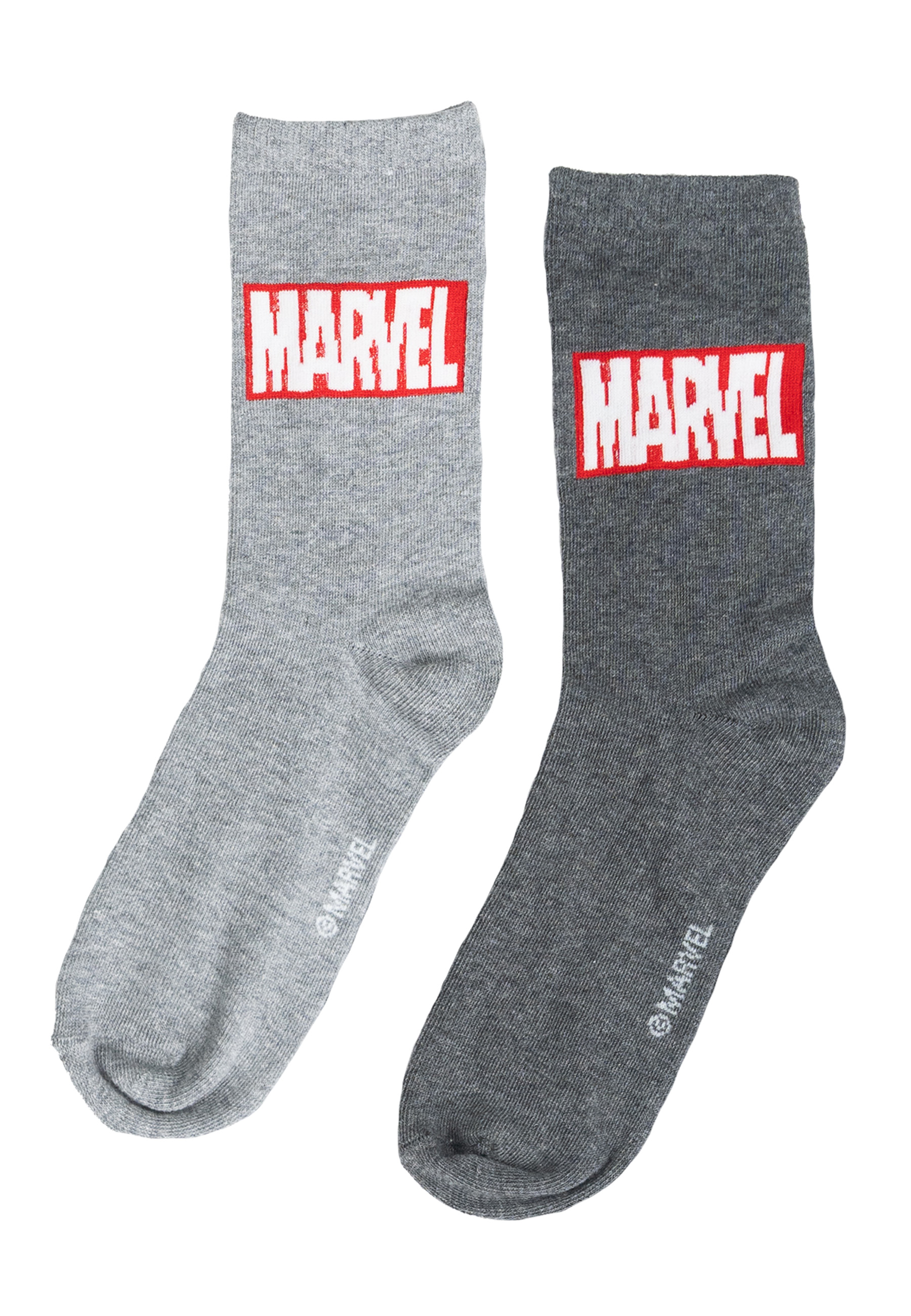 Zwei Socken, eine grau und eine dunkelgrau, beide mit einem Marvel-Logo oben. Weißer Hintergrund.