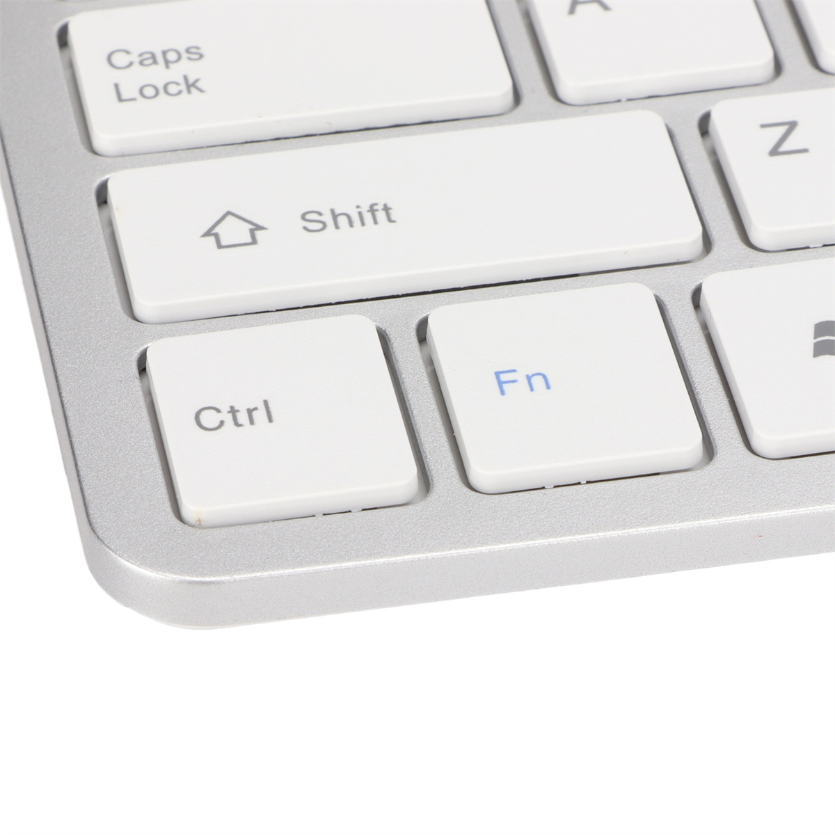 Nahaufnahme einer Tastatur mit weißen Tasten. Strg, Shift und Fn Tasten sind sichtbar.