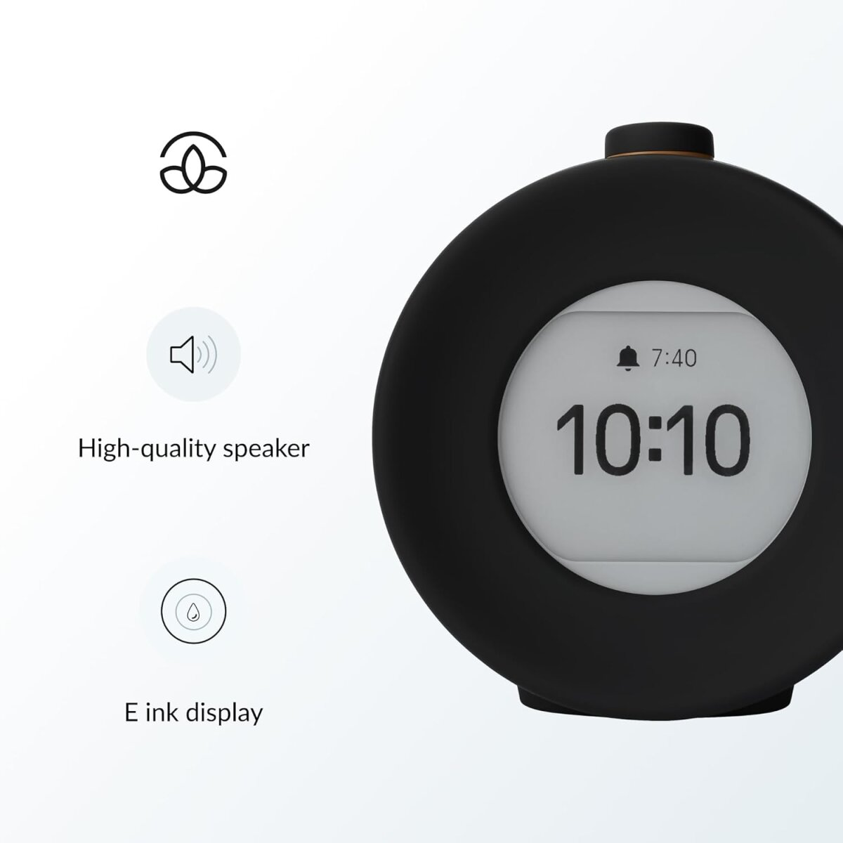 Zwarte, ronde wekker. Digitaal display toont tijd 10:10. Voorzien van speaker, e-ink display en design iconen.