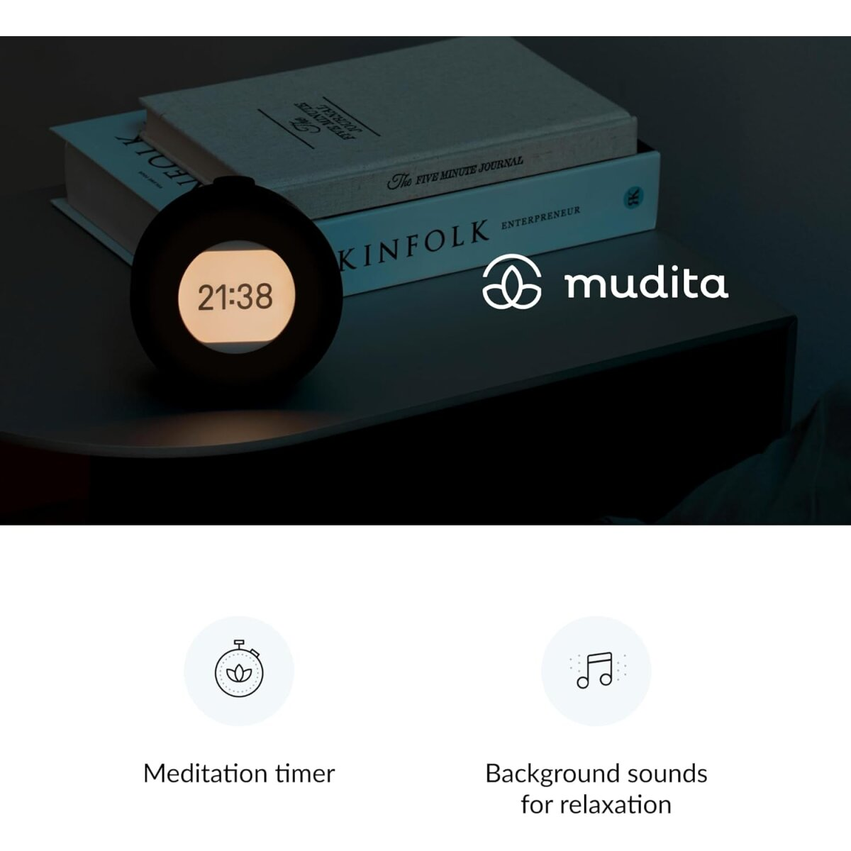 Zwarte klok met 21:38. Boeken op de achtergrond. Mudita logo. Pictogrammen voor meditatietimer en achtergrondgeluiden.