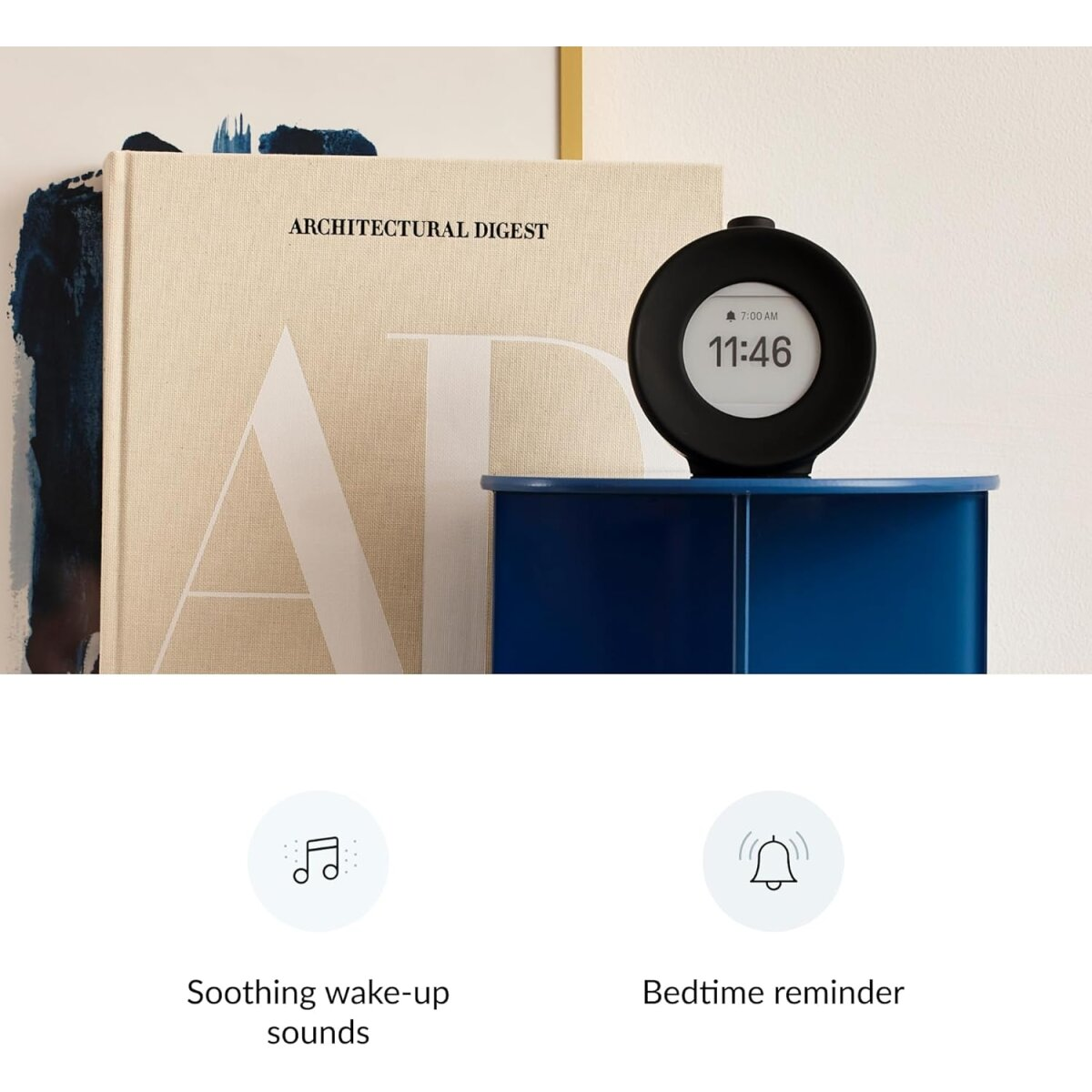 Zwarte smartklok op blauwe tafel, naast een boek. Pictogrammen voor wekgeluiden en bedtijdherinnering.