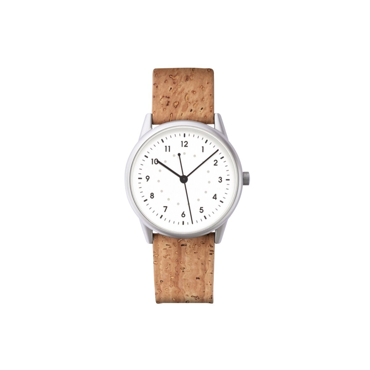 Un orologio argentato con quadrante bianco, lancette nere e cinturino in sughero. I numeri sono visibili.