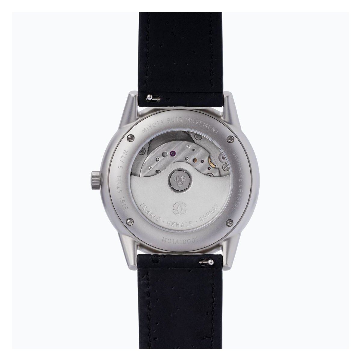 Die Rückseite einer Uhr zeigt ihr Innenleben. Die Uhr ist aus Stahl mit einem schwarzen Band. Weißer Hintergrund.