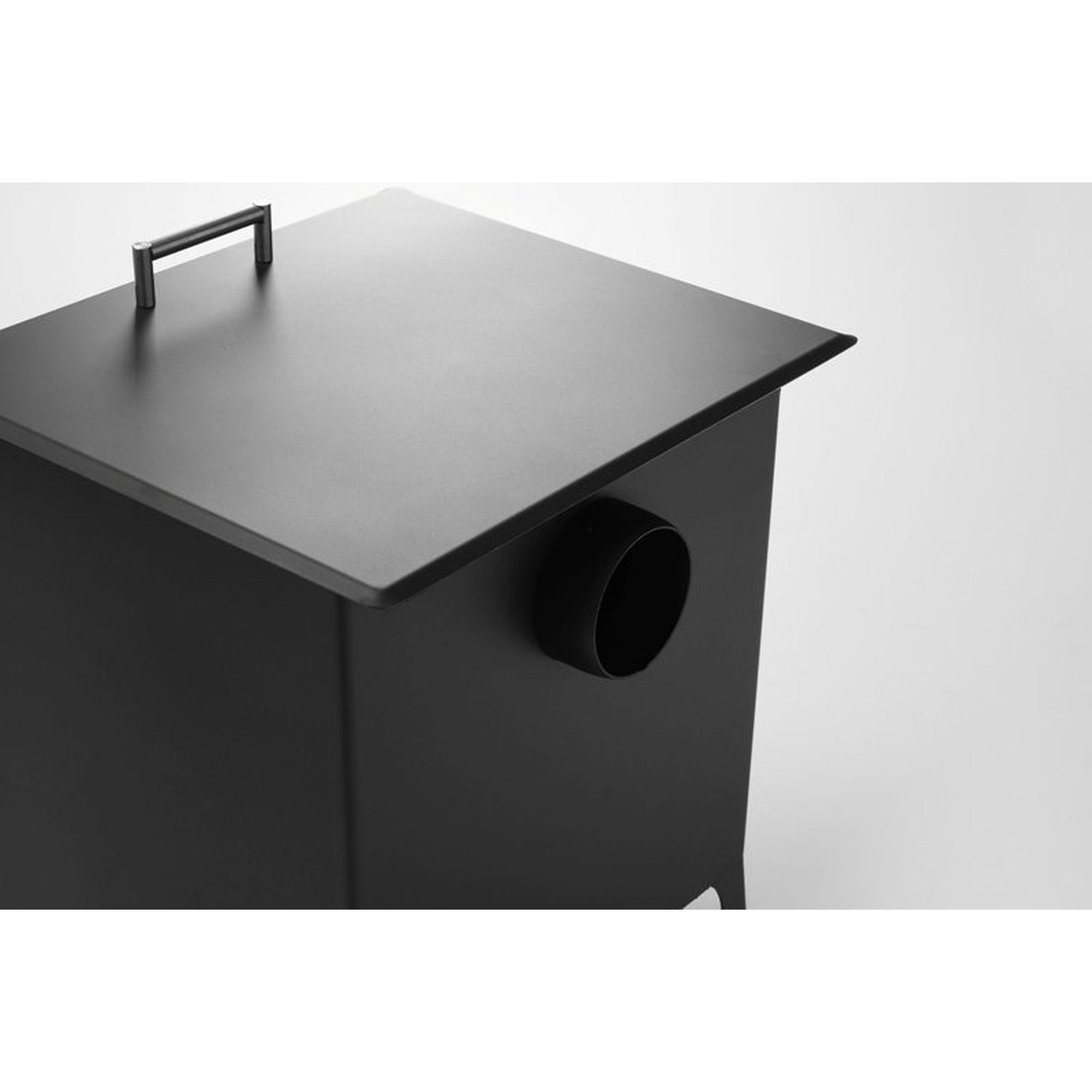 Caja metálica negra con asa y abertura lateral. Está sobre fondo blanco.