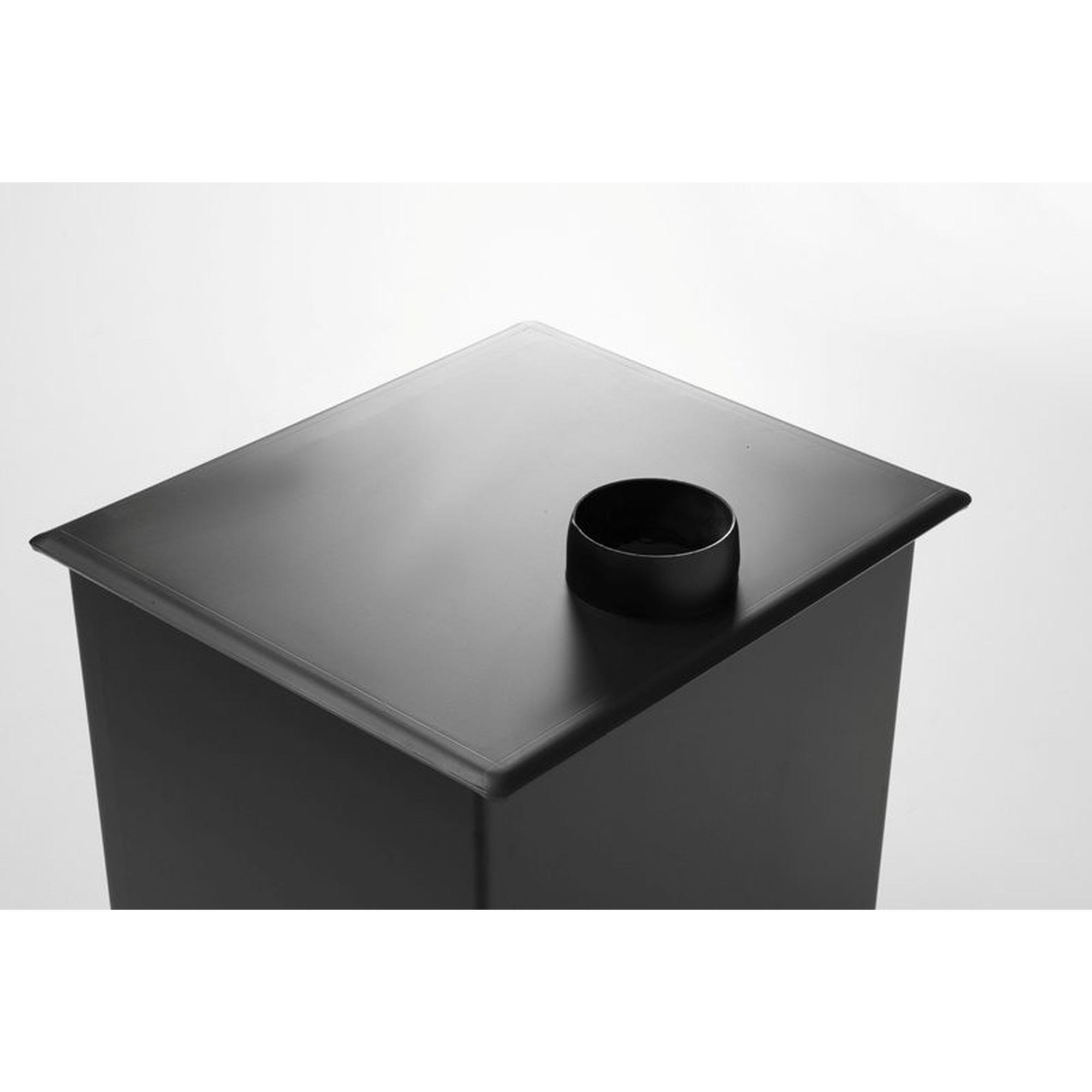 Caja metálica negra con una abertura circular en la parte superior.
