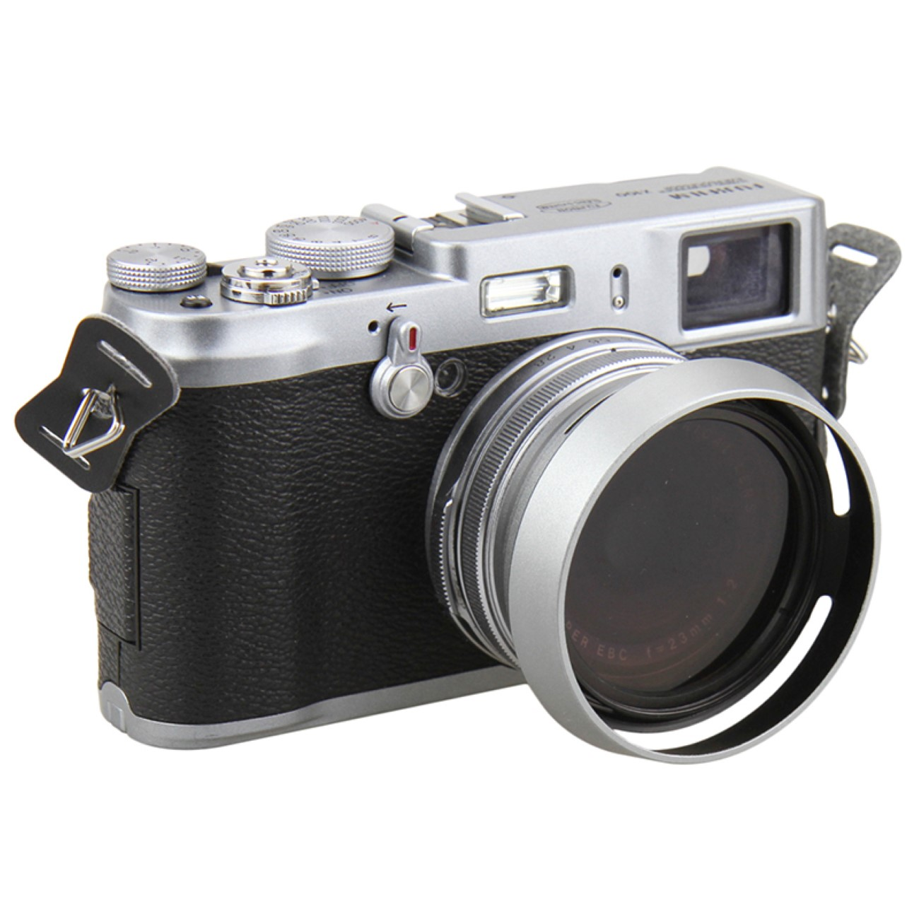 Silberne Fujifilm X100V Kamera mit schwarzem Ledergriff und Sonnenblende. Weißer Hintergrund.