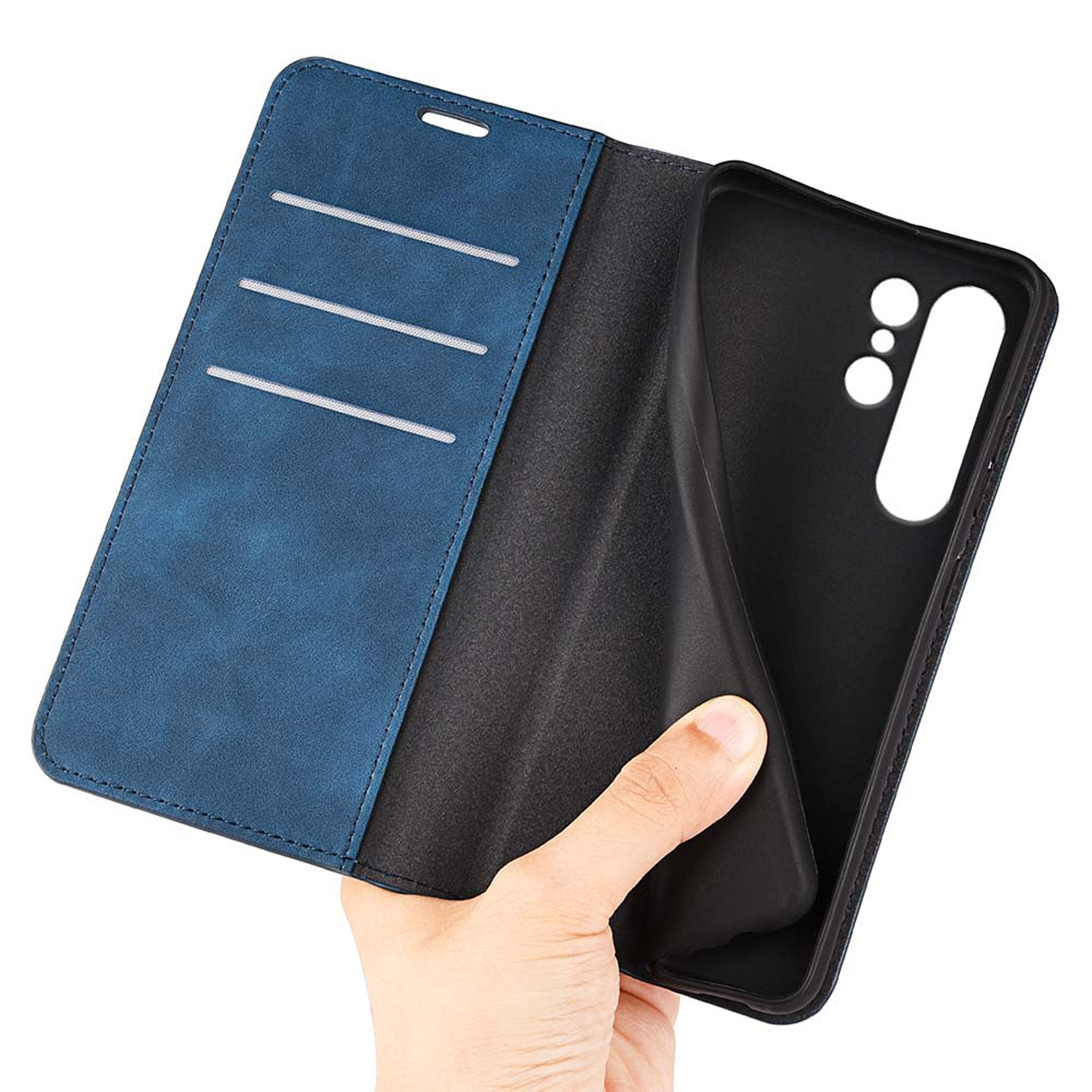 Coque de téléphone bleue ouverte, une main tient un téléphone. L'intérieur est noir.