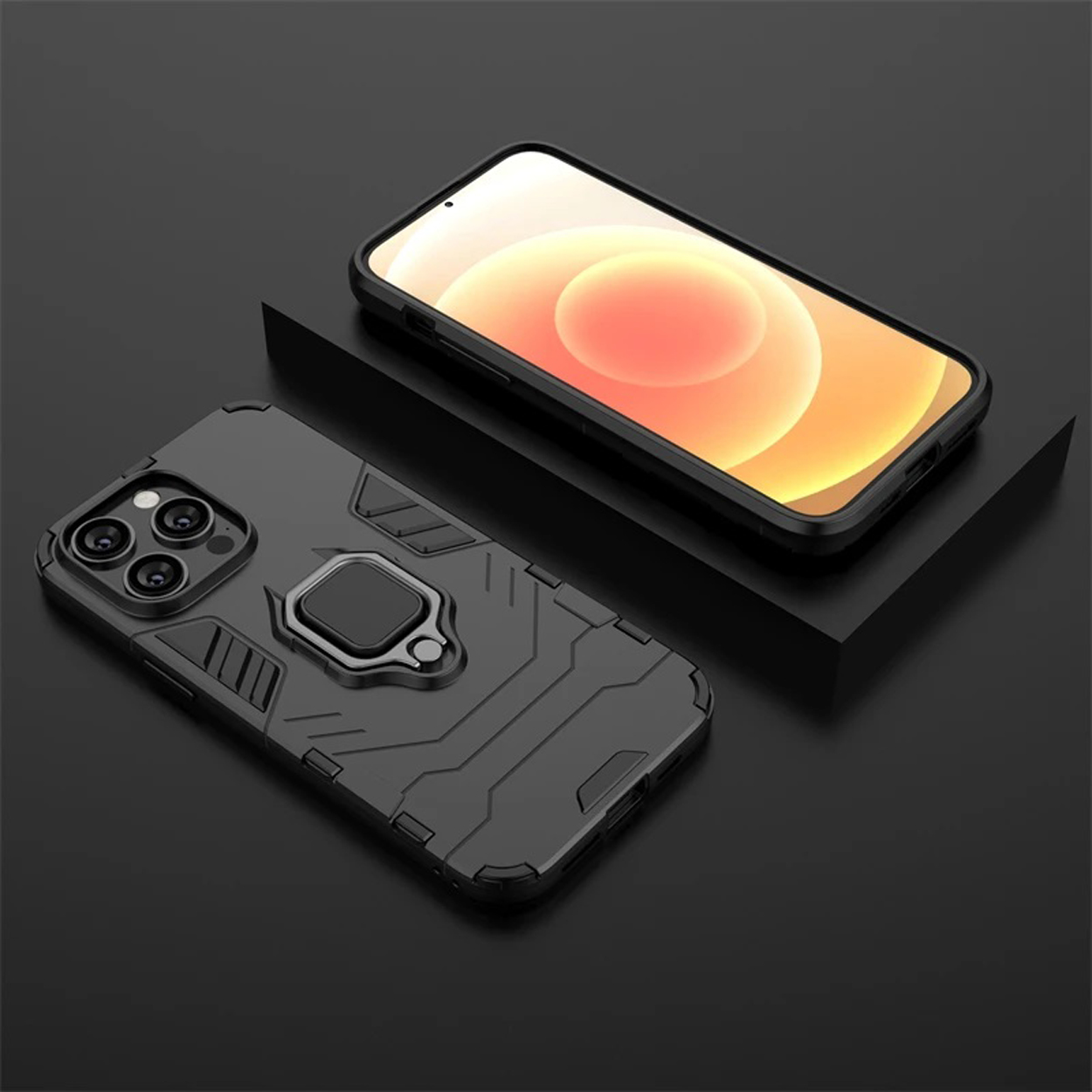 Deux coques de téléphone noires avec téléphones à l'intérieur. Un étui possède un support annulaire. Téléphones sur surface noire.