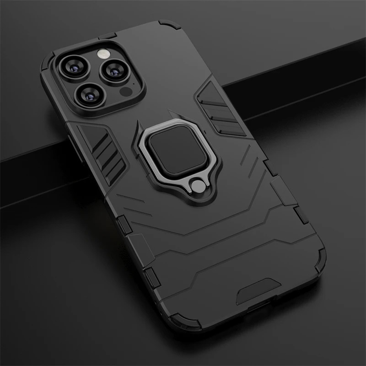 Coque de téléphone noire avec téléphone à l'intérieur. La coque possède un support annulaire. Téléphone sur surface noire.