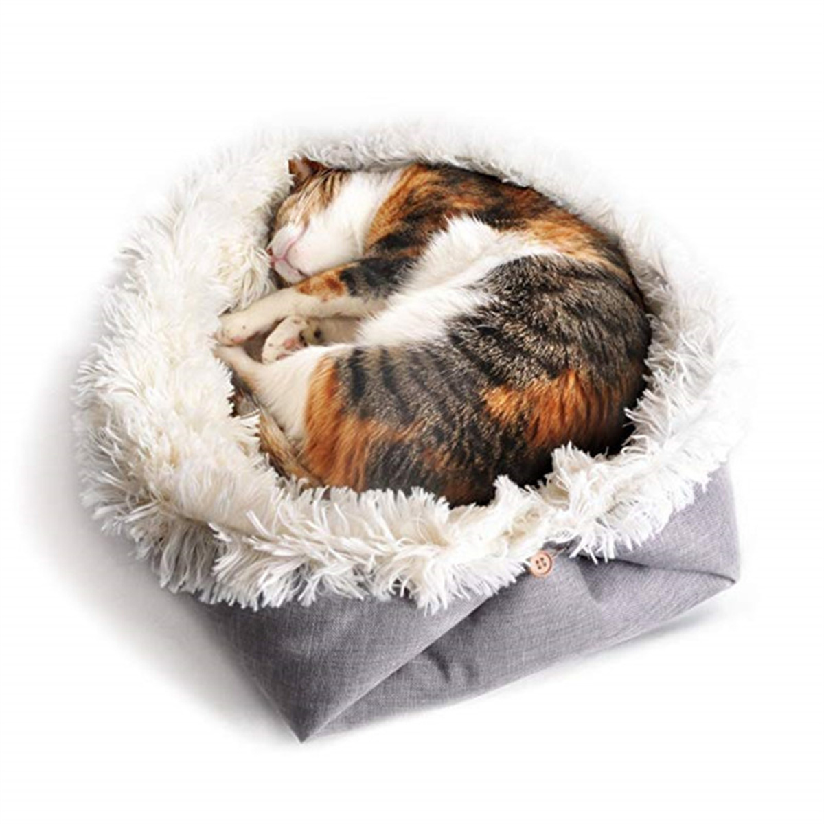 Eine Katze schläft in einem weiß fellgefütterten Bett. Das Bett ist grau, mit einem Knopf.