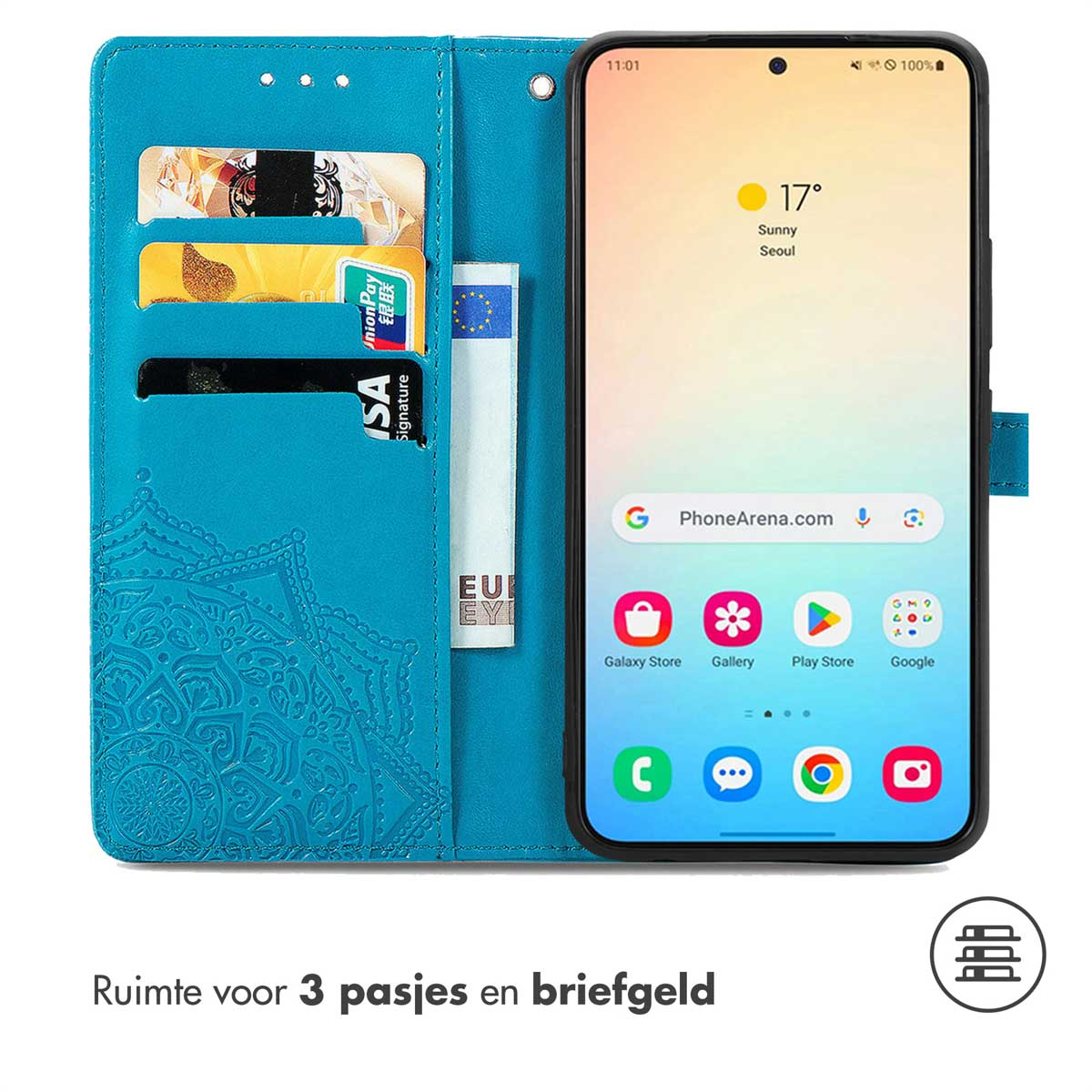 Een telefoon in een blauwe portemonnee, met kaarten en contanten zichtbaar. Het scherm toont weer en apps.