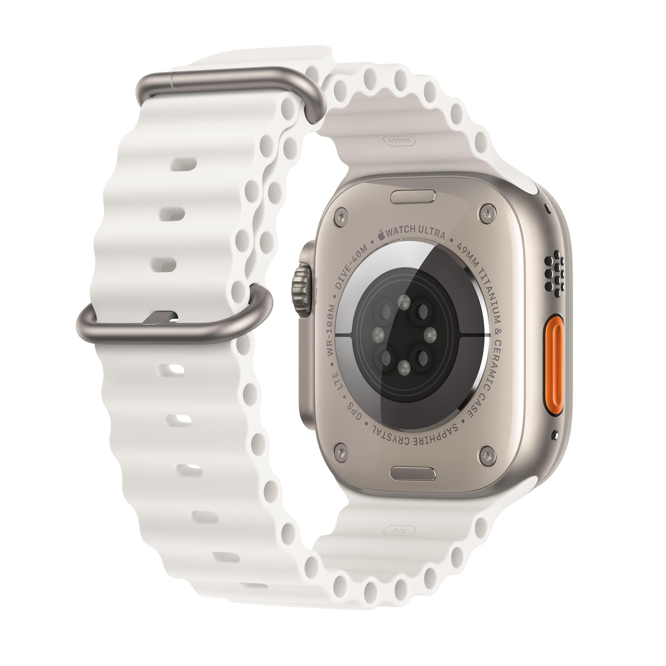 Rückansicht einer weißen Apple Watch Ultra. Weißes Armband mit Seitentaste.