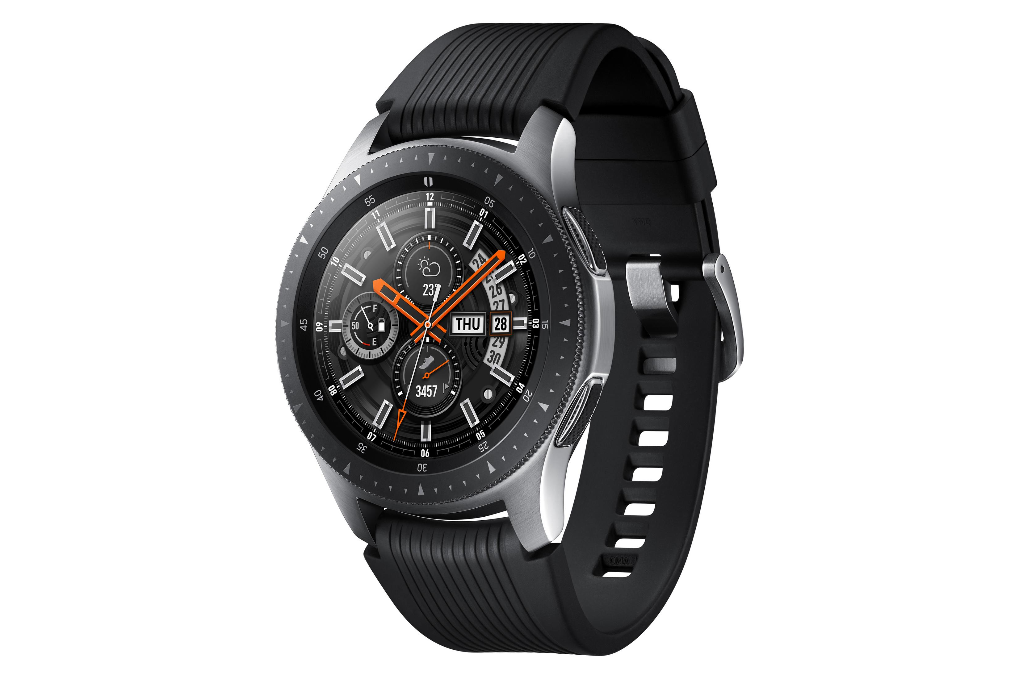 Nahaufnahme einer schwarzen Smartwatch mit schwarzem Armband. Das Zifferblatt zeigt Zeit und Kalender.