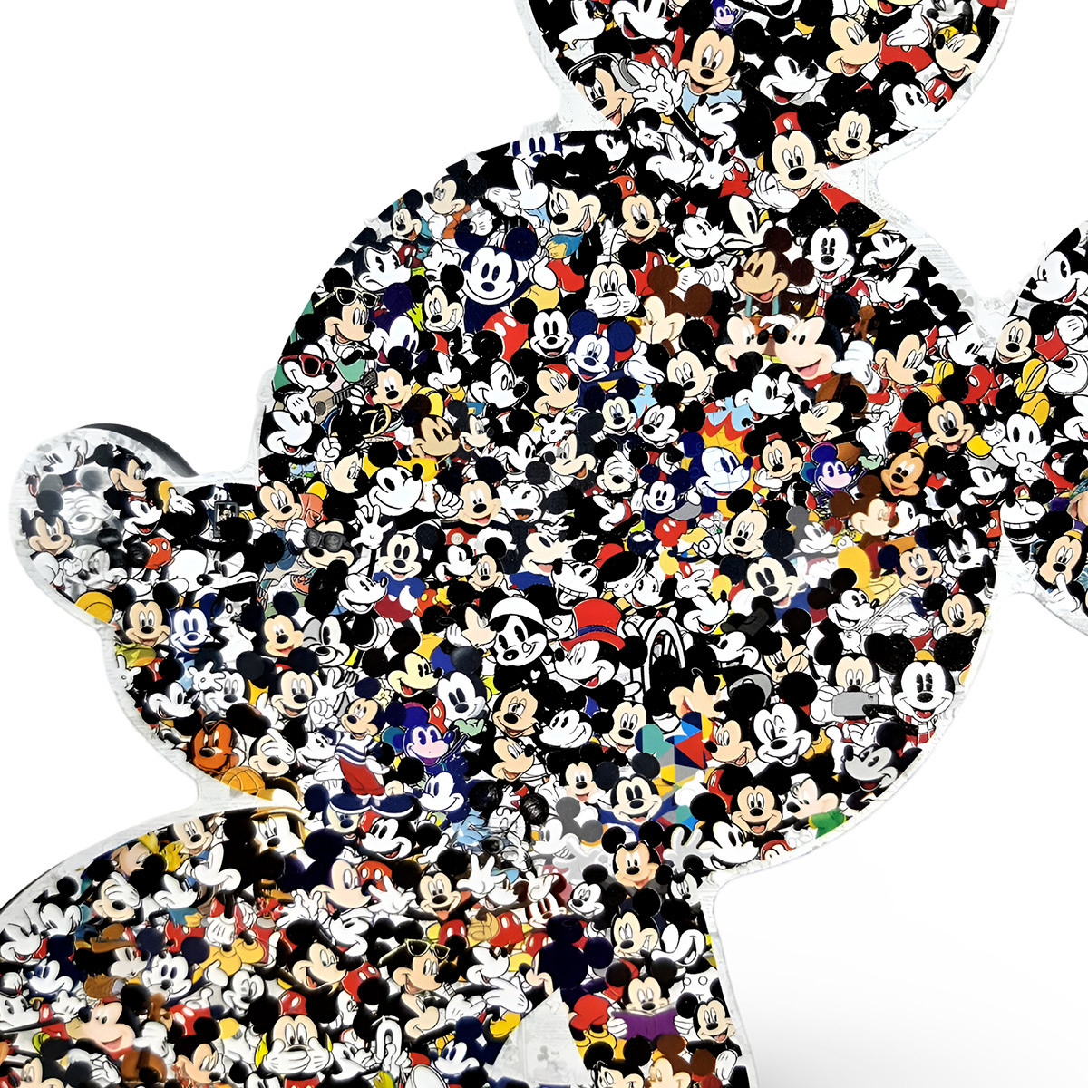 Mickey Mouse Figur aus kleineren Mickey Mouse Bildern, auf weißem Hintergrund.