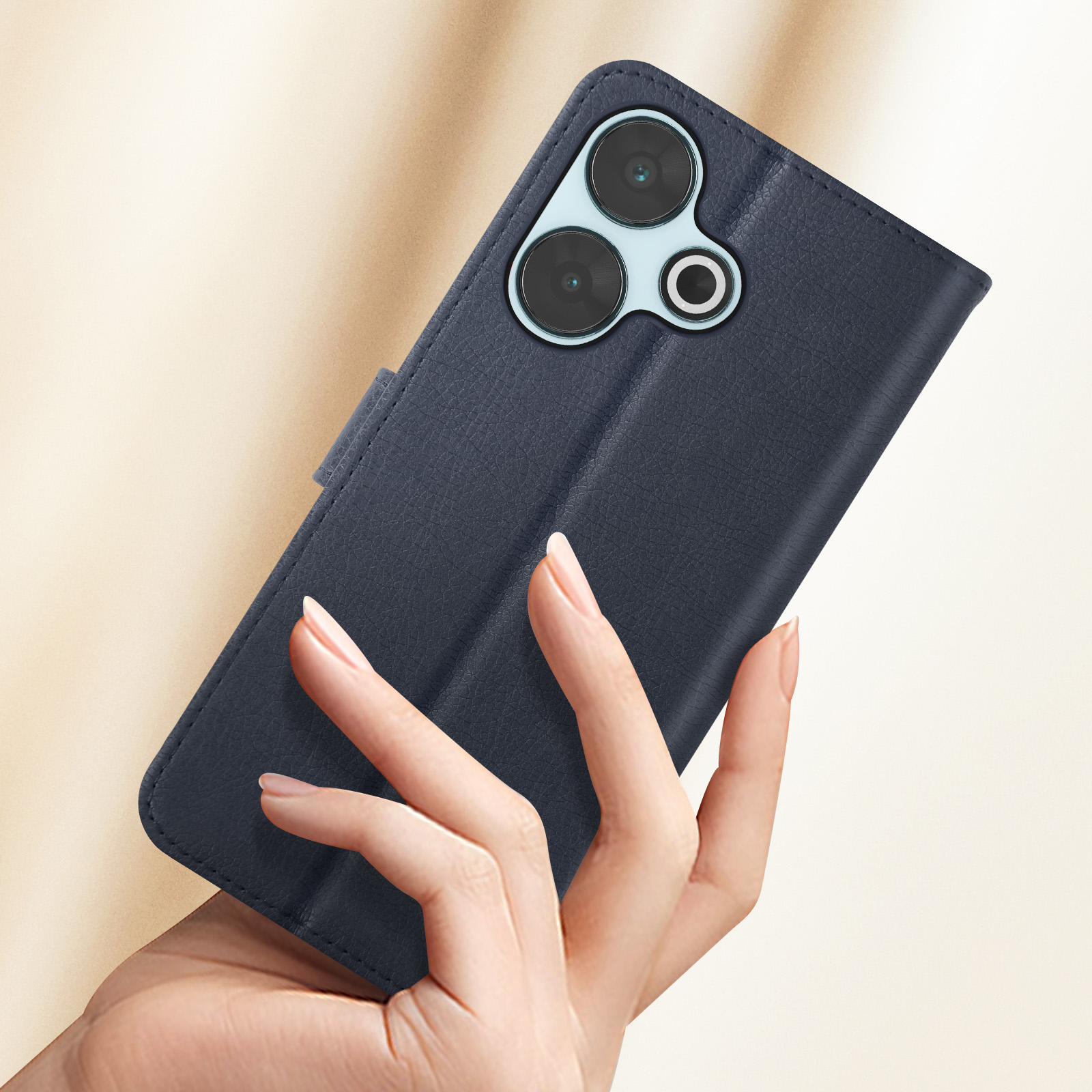 Ein Telefon in einer dunkelblauen Hülle. Das Telefon hat drei Kameras und einen Knopf. Eine Hand hält die Hülle.