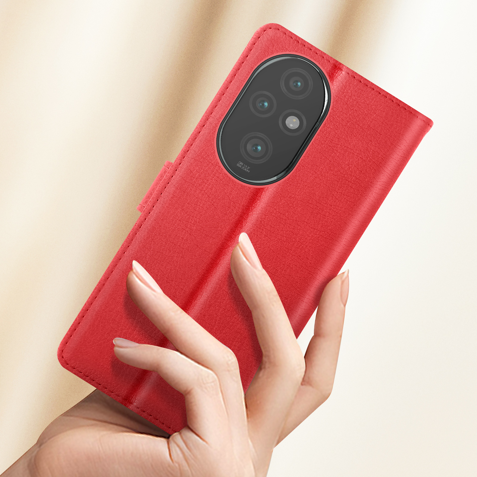 Eine rote Handytasche wird von einer Hand gehalten, mit einer Dreifach-Kamera.