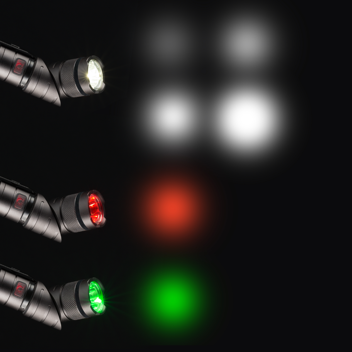 Trois lampes de poche montrant des lumières blanches, rouges et vertes sur fond noir.