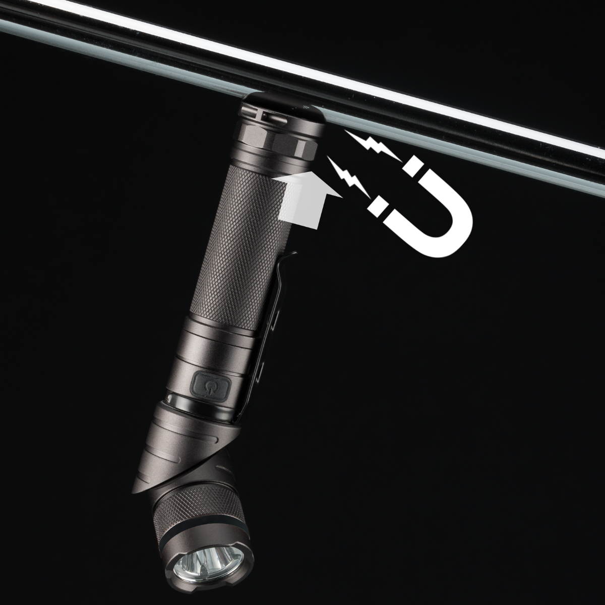 Lampe de poche noire fixée à une vitre par un aimant, avec flèche et symbole d'aimant.