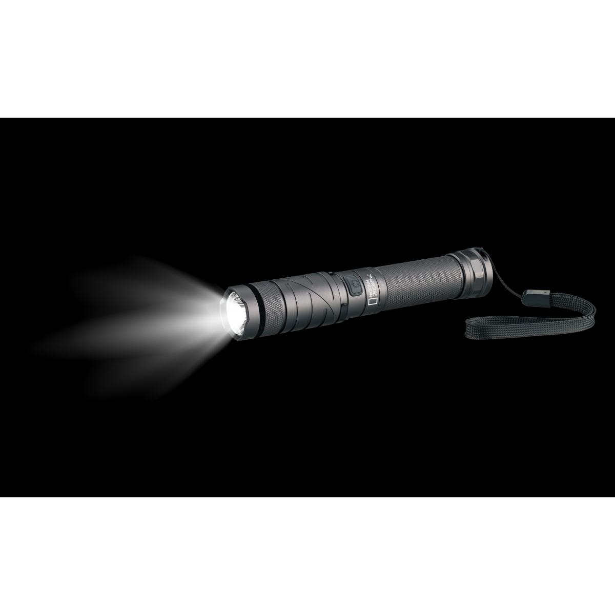 Lampe de poche noire émettant un faisceau de lumière vive dans un environnement sombre.