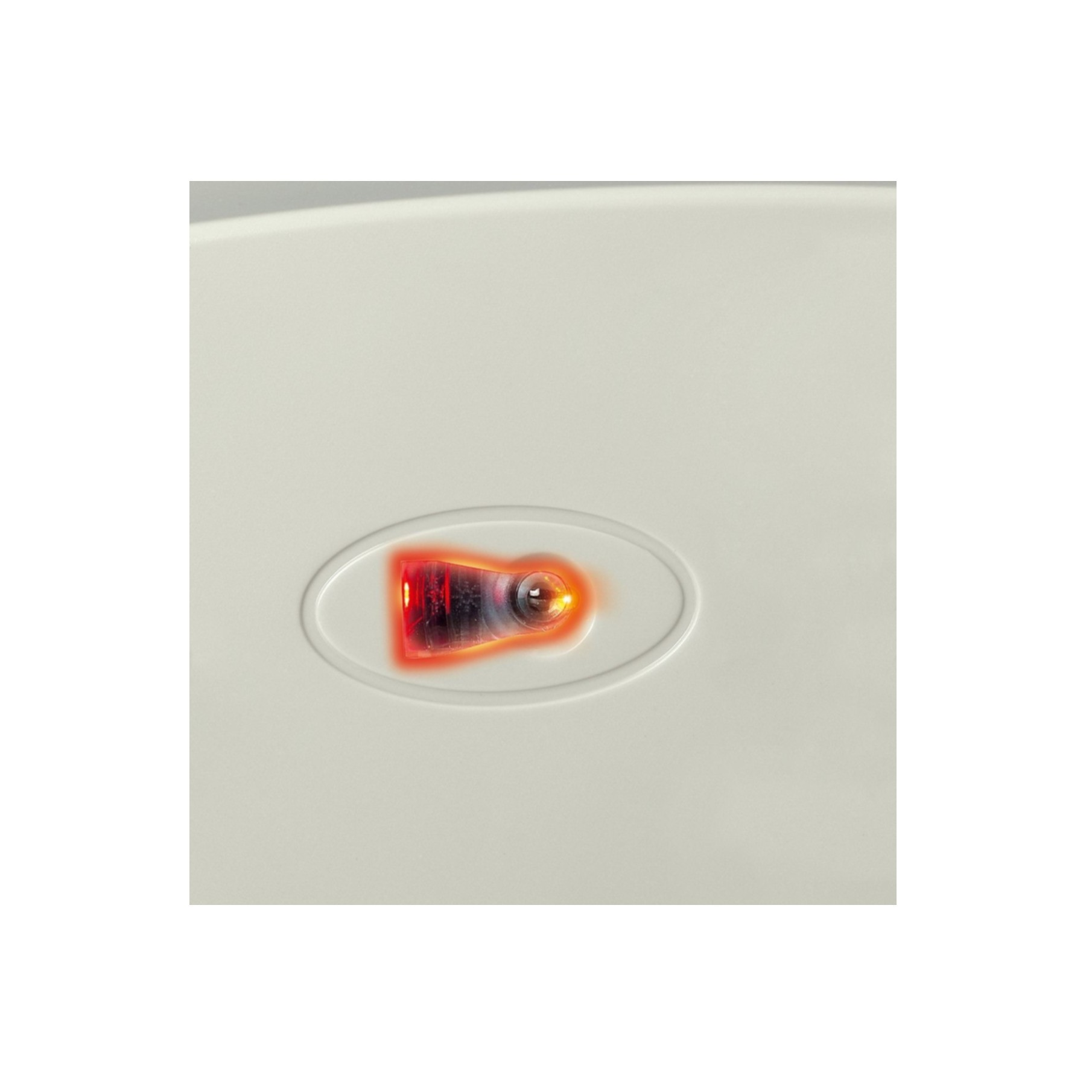 Close-up van een wit apparaat met een rood verlichte stroomindicator in ovale vorm.