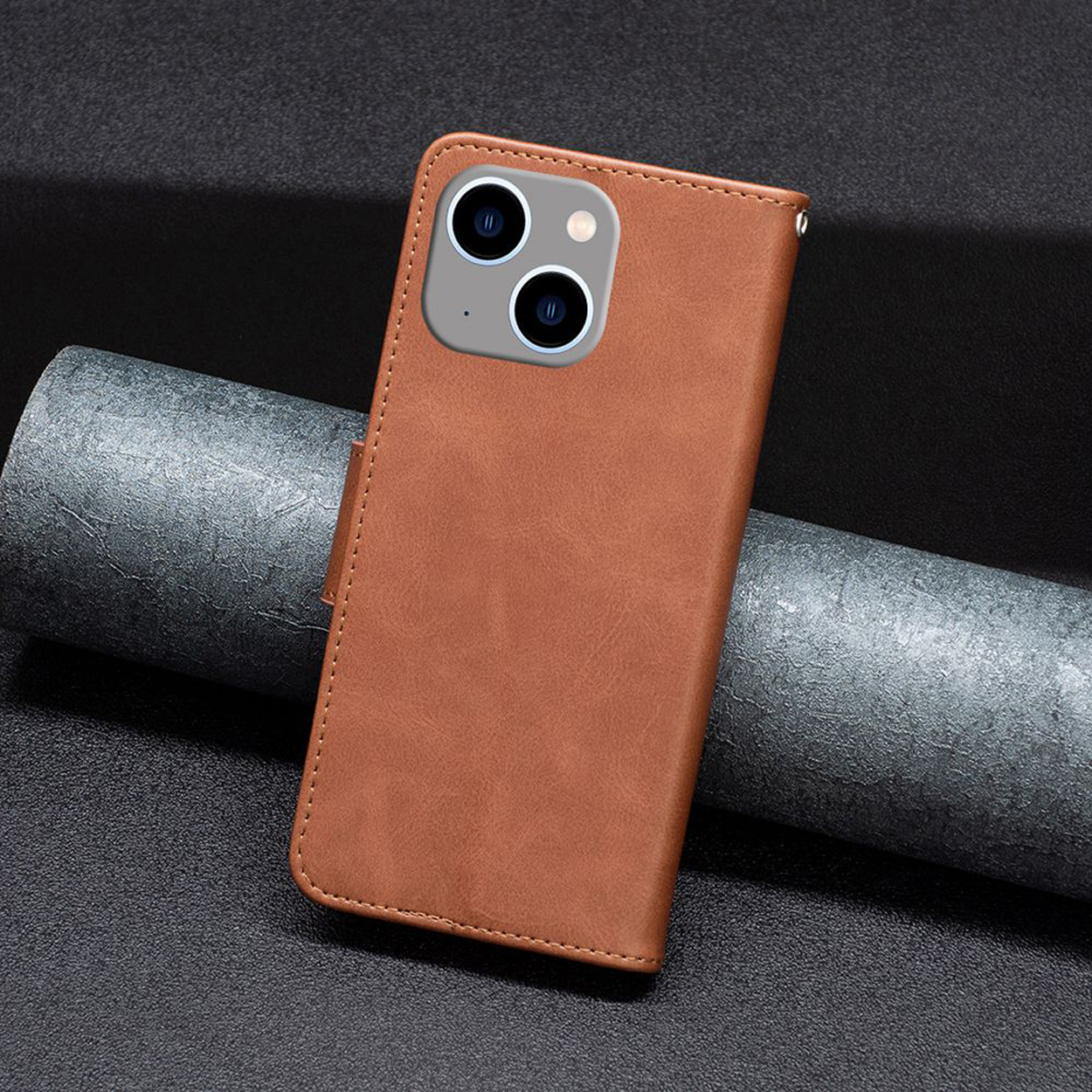 Étui de téléphone en cuir marron, fermé, sur une surface sombre. Téléphone non inclus.