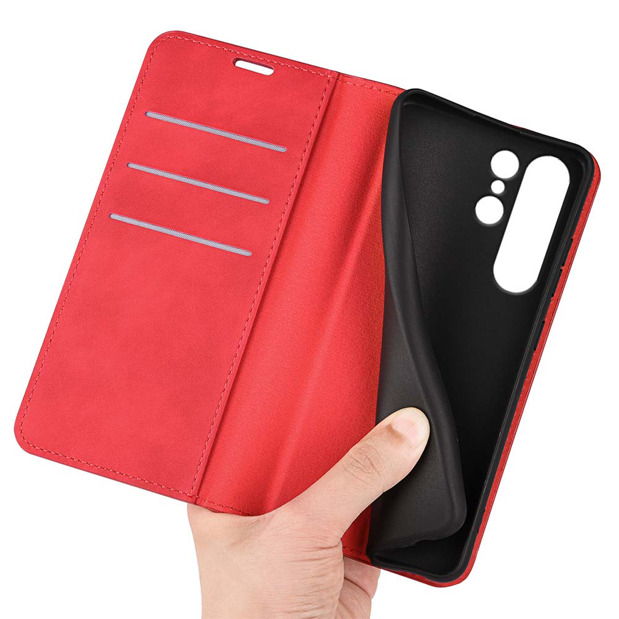 Een rode telefoonhoes open met een hand die een telefoon erin vasthoudt. De binnenkant is zwart.