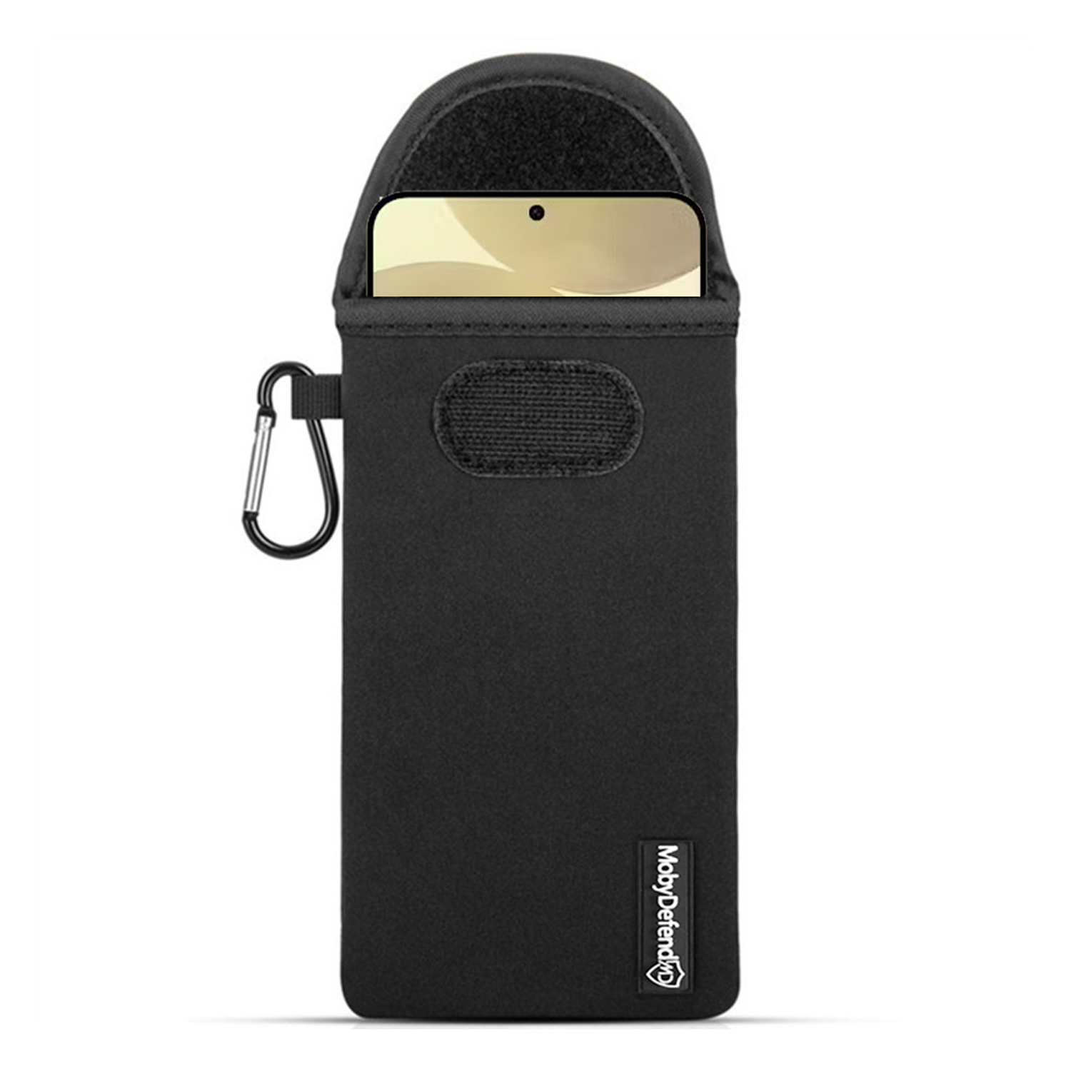Pochette de téléphone noire avec un dessus noir. Un mousqueton argenté est attaché. Le téléphone est à l'intérieur.