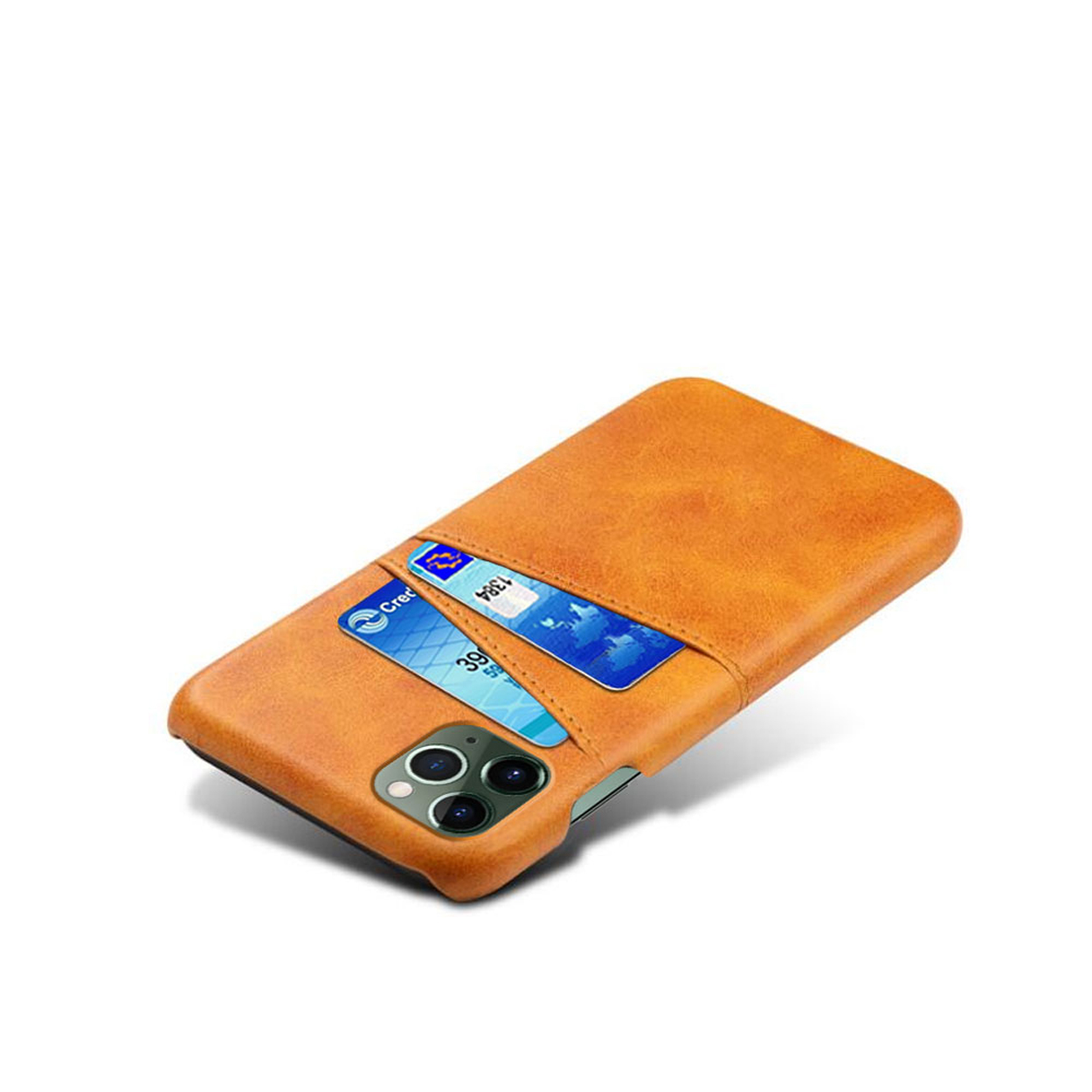 Een oranje leren telefoonhoesje met een kaart erin en een telefoon gedeeltelijk zichtbaar.