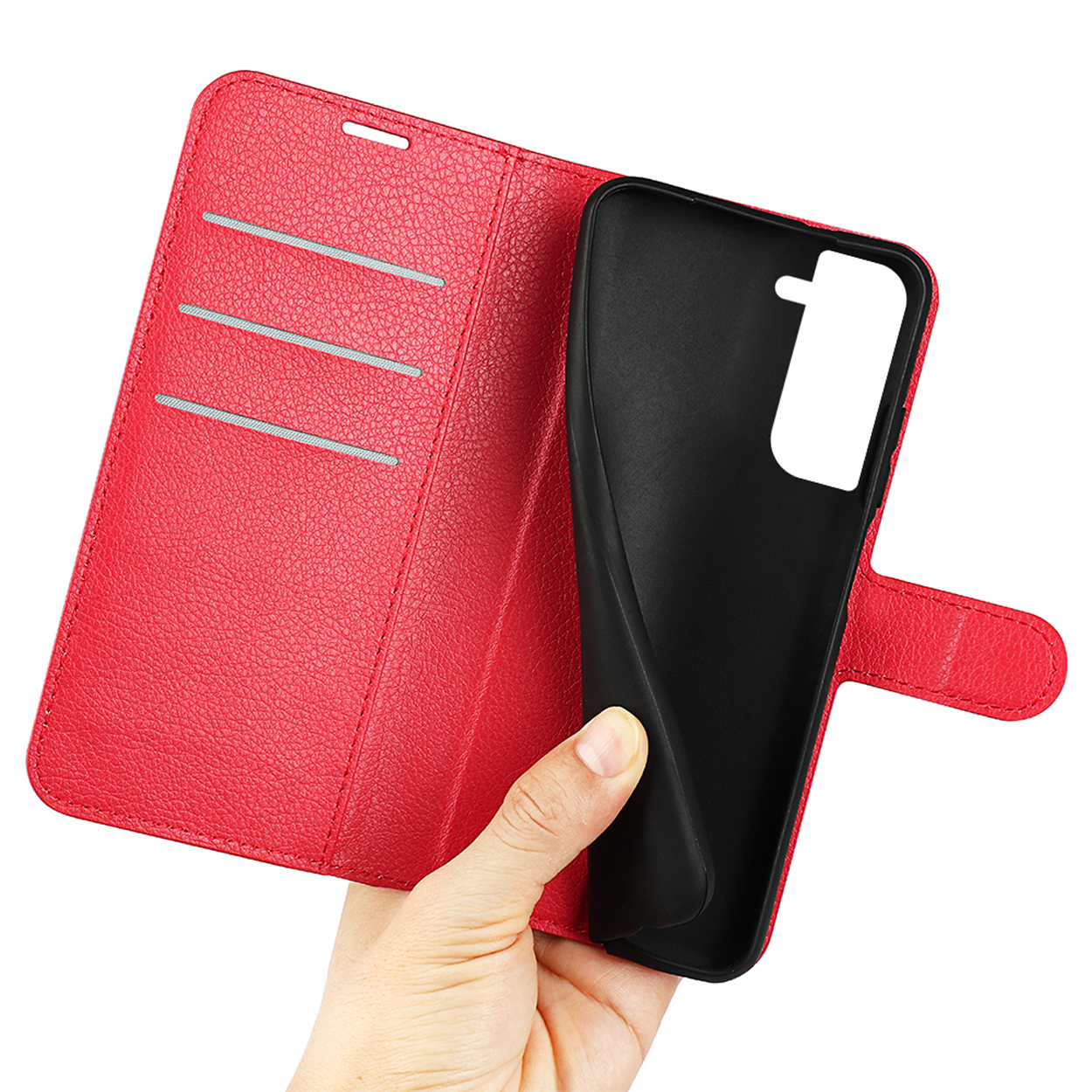Un étui de téléphone rouge ouvert, et une main tenant un téléphone noir. L'intérieur de l'étui est noir.