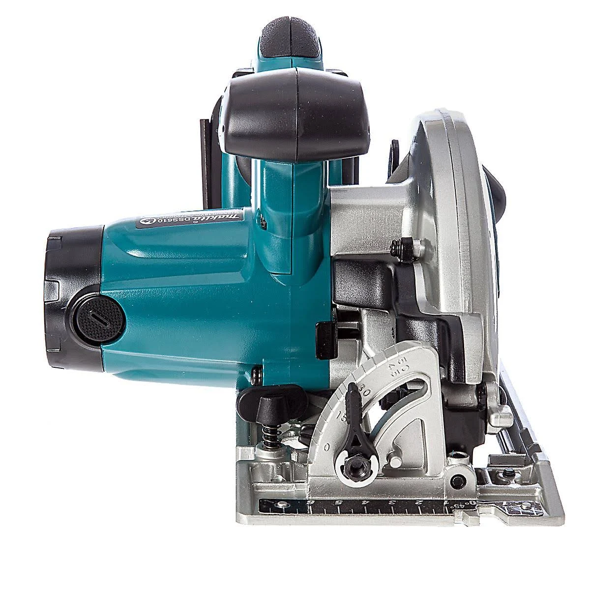 Een Makita cirkelzaag, schuin naar rechts, met een turquoise behuizing en een zilveren bladbescherming.