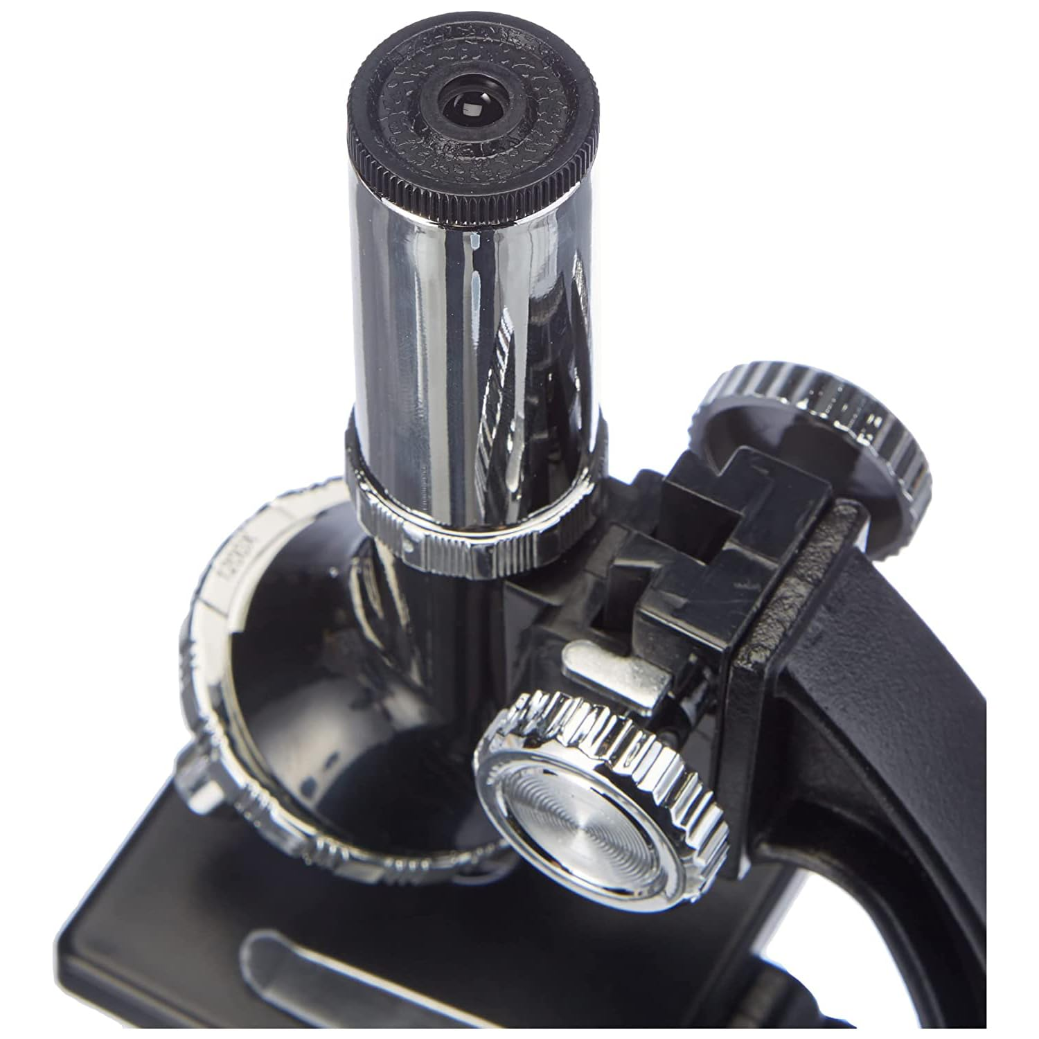 Primer plano de un microscopio, negro y plateado, con perillas de ajuste.